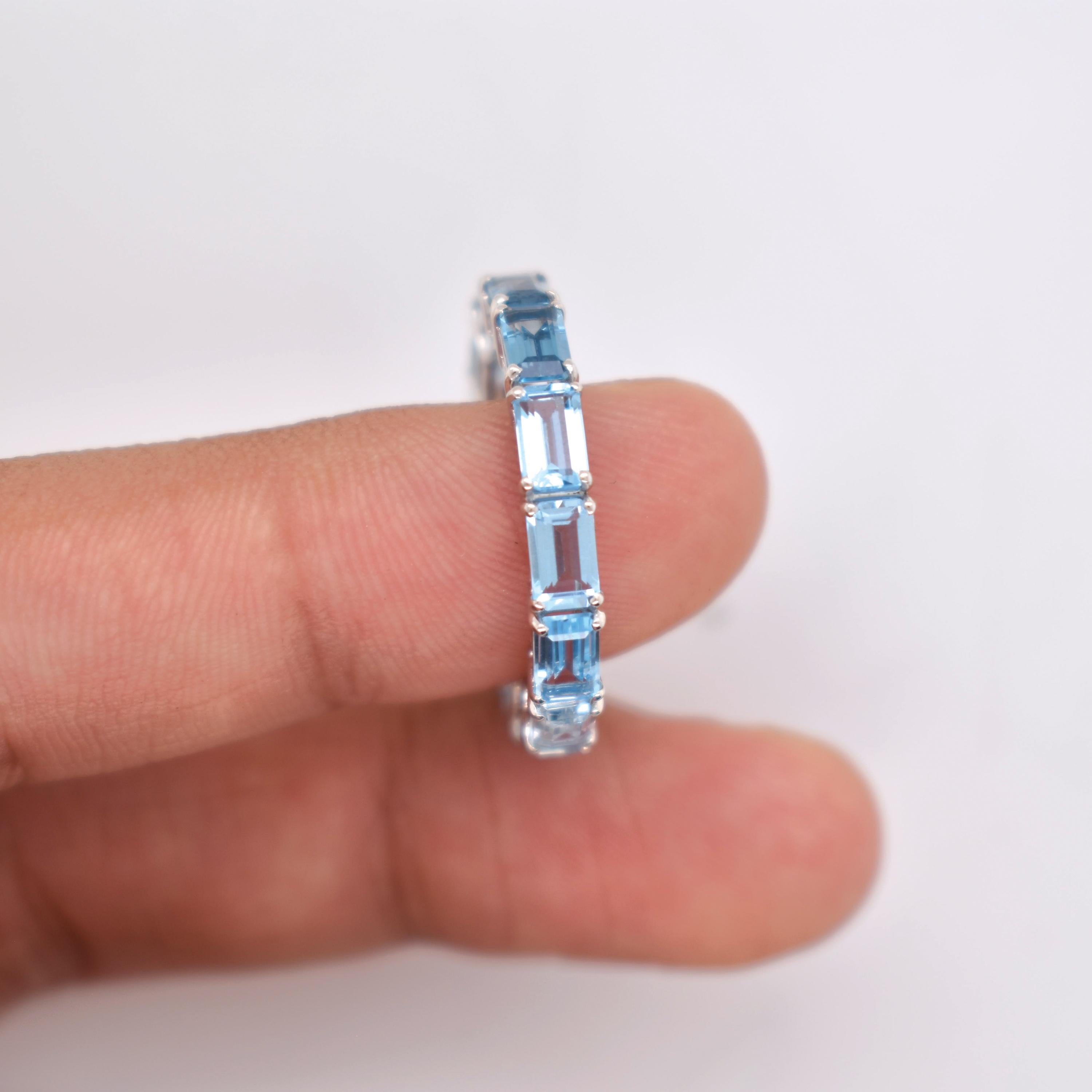 En vente :  5x3 MM Octagon Gradient Blue Topaz Gemstones Eternity Band White Gold Ring 9