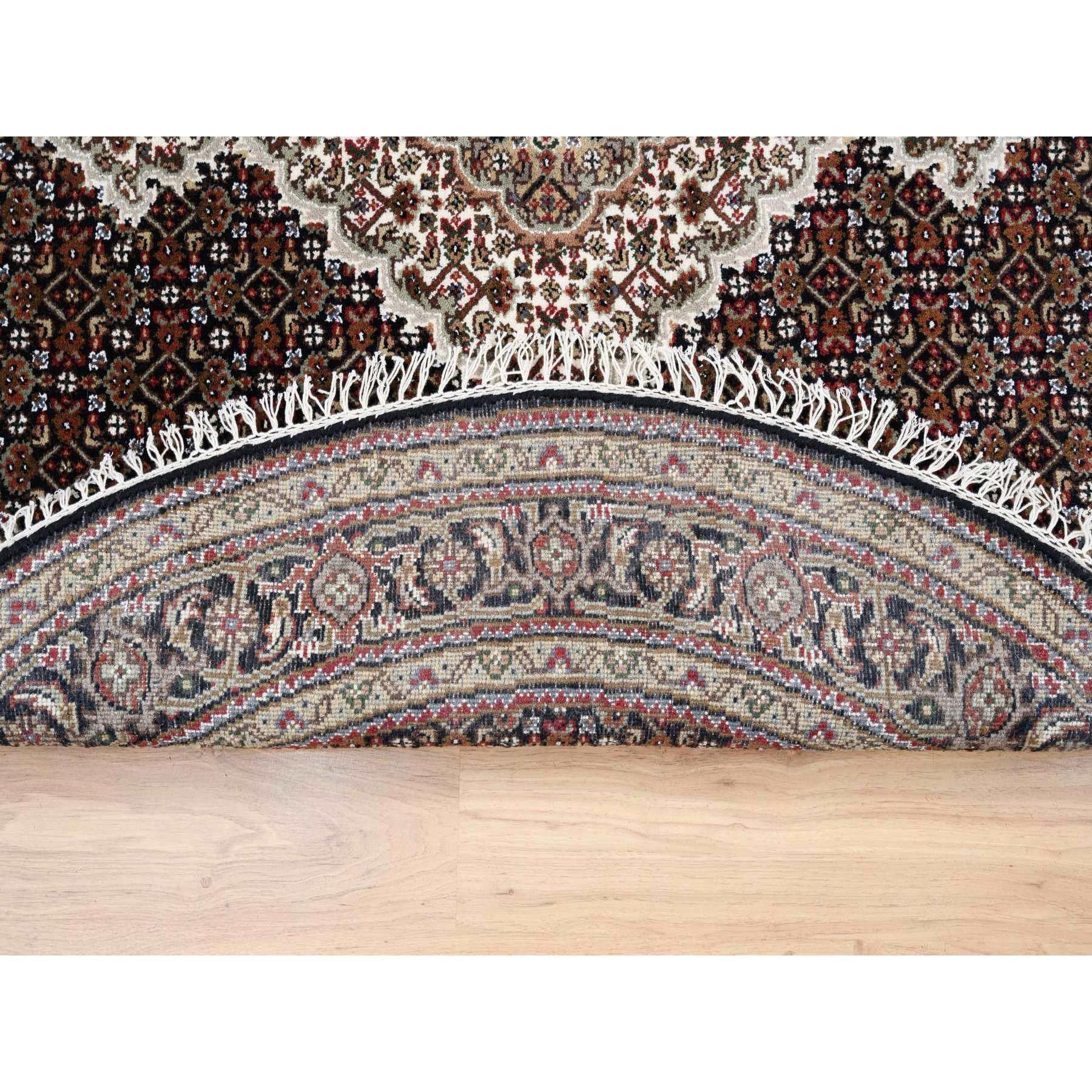 Indian 5'x5' 175 KPSI Hand Knotted Rich Black Tabriz Mahi Wool Round Rug For Sale