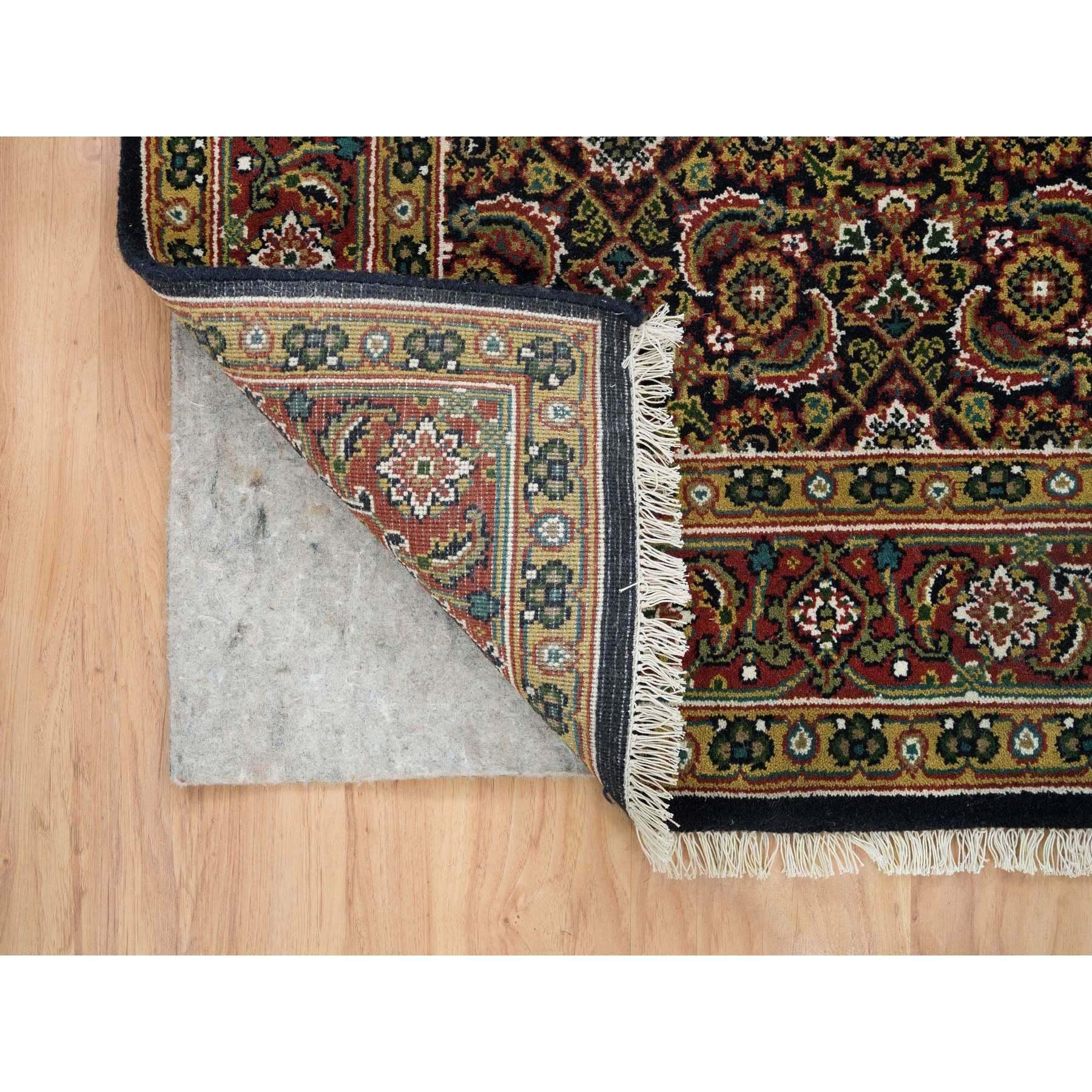 Medievale 5'x5' Nero 175 KPSI Lana Herrita Design Annodato a Mano Tappeto Orientale Quadrato in vendita