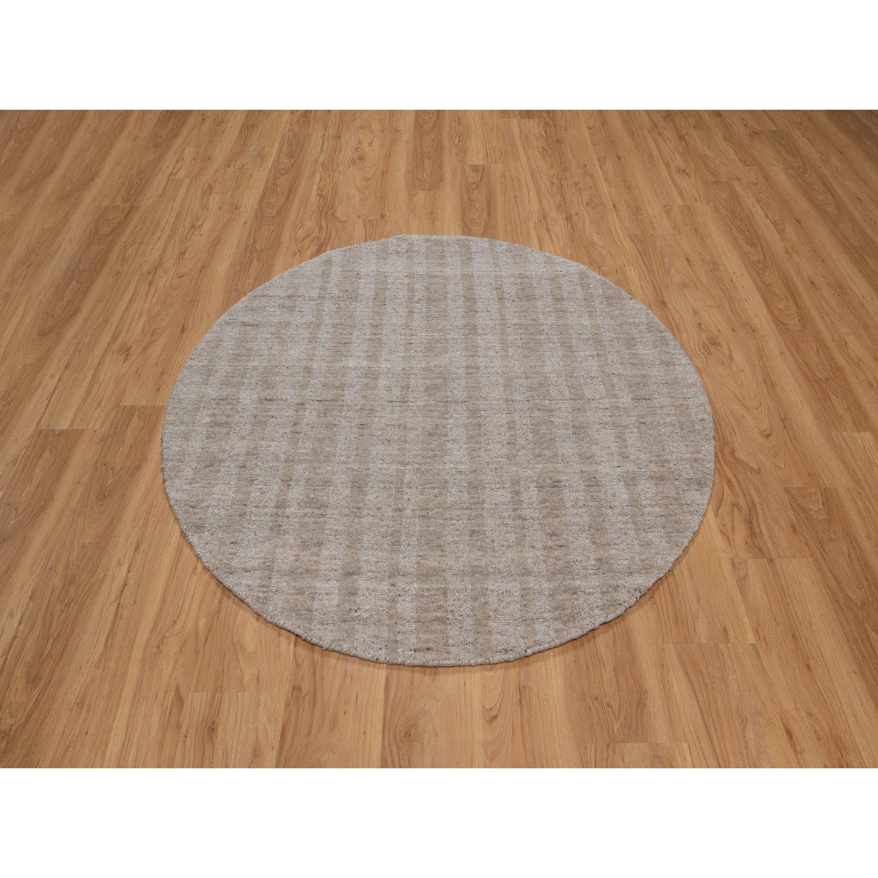Biber Braun, Salz und Pfeffer Design, Handgeknüpft, Ungefärbte natürliche Wolle, Rund, Orientteppich
Primäre MATERIALIEN: Wolle
Latex: Kein Flor 
Höhe: 0,25 Zoll
Stil: AM Contemporary
Grundfarbe: Braun
Sekundärfarben: Keine
Muster: Orientalisch