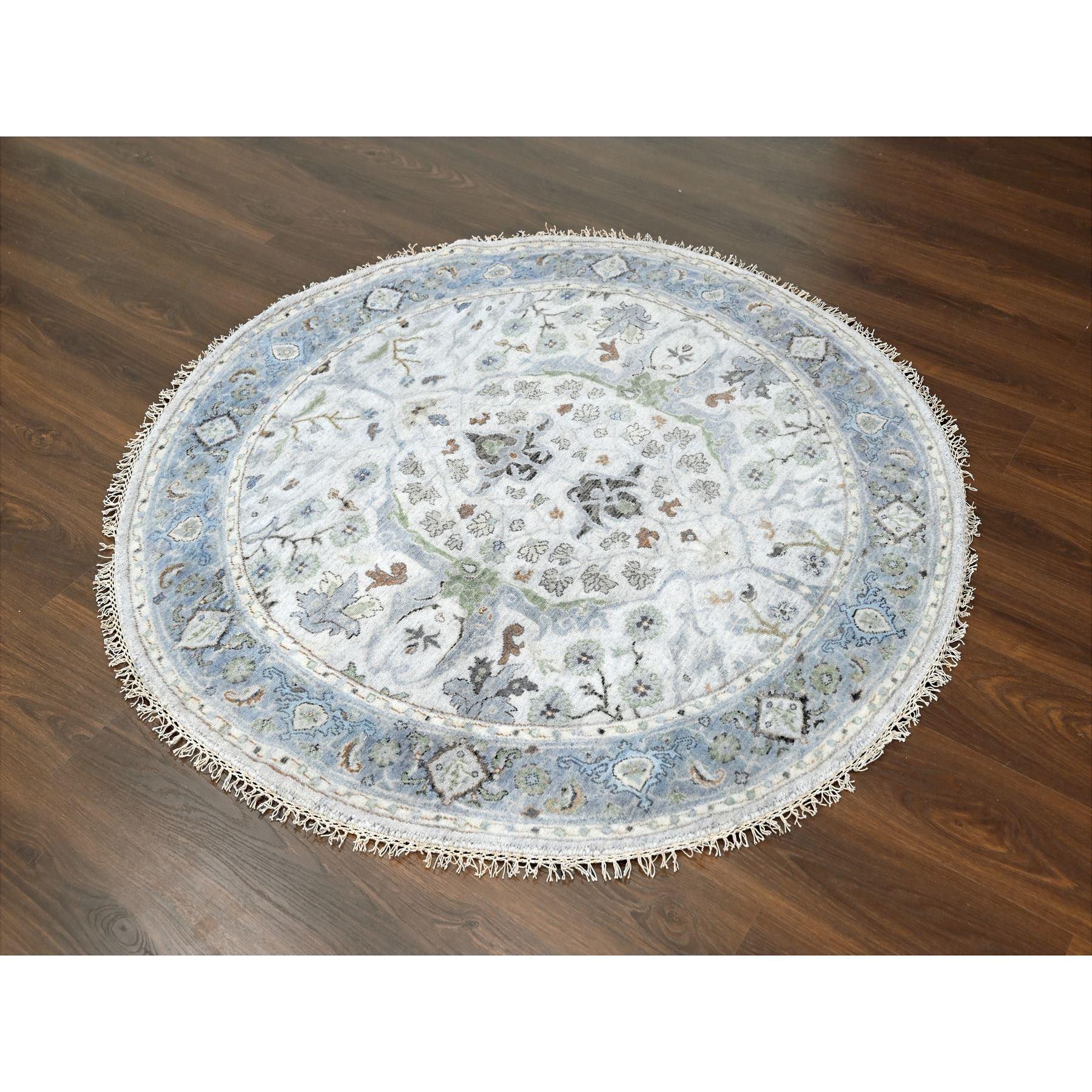 Il s'agit d'un véritable tapis d'Orient à tissage plus dense, Oushak avec motifs floraux, en laine douce nouée à la main. Il a été noué pendant des mois et des mois selon des techniques de tissage séculaires par des artisans experts.
Matières