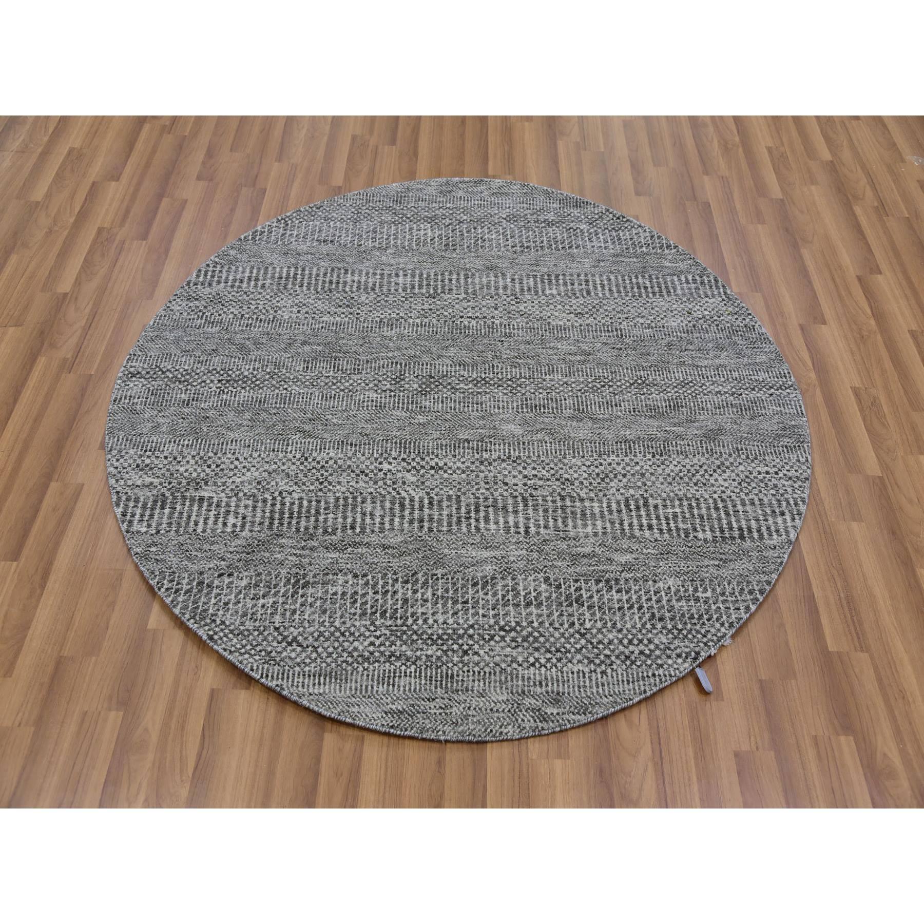 Si tratta di un autentico esemplare unico di tappeto orientale in lana organica non colorata, tono su tono, design moderno a erba, annodato a mano. È stato annodato per mesi e mesi con tecniche di tessitura secolari da parte di artigiani
Materiali
