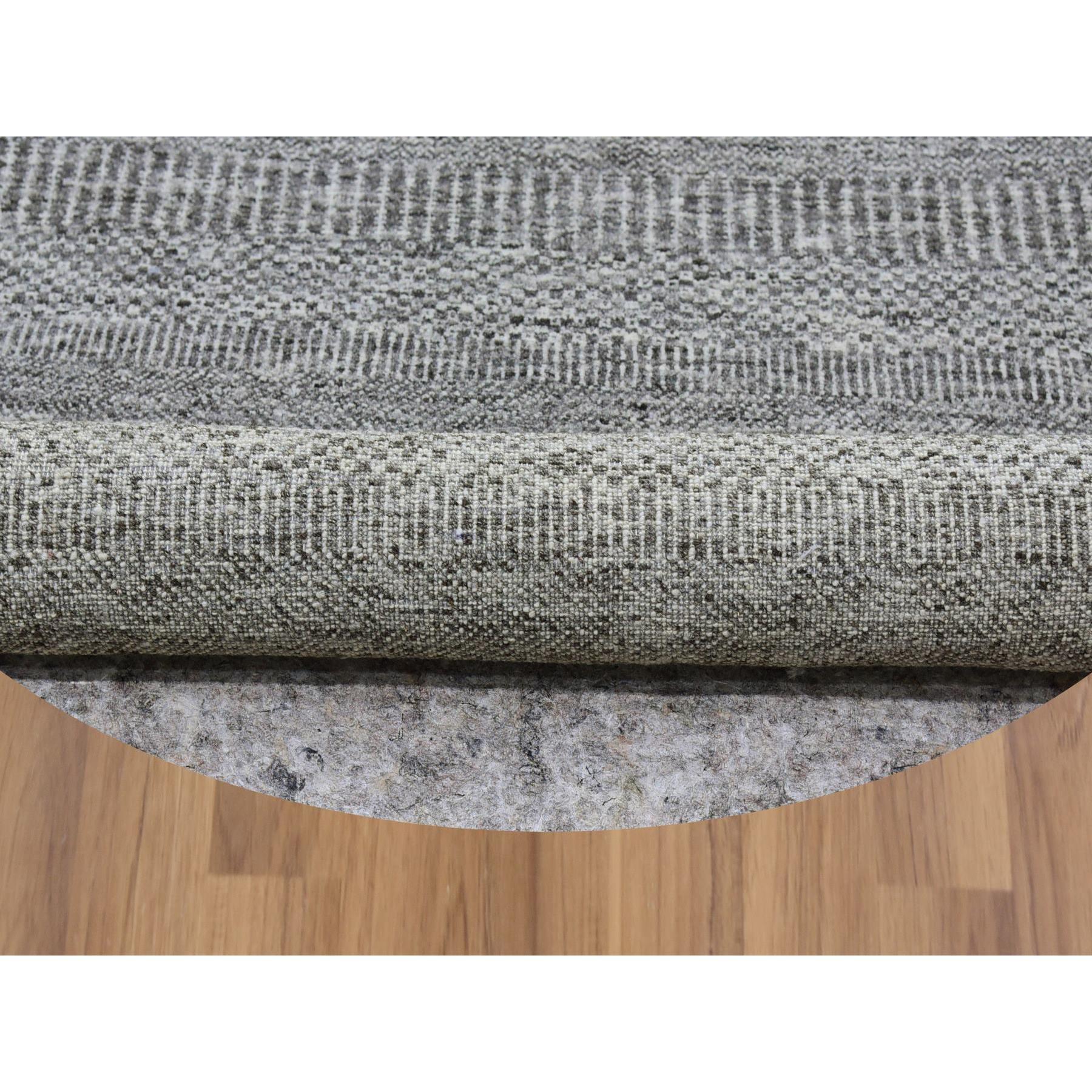Moderno 5'x5' Gentle Gray Grass Design Tappeto rotondo in lana organica non colorata annodata a mano in vendita