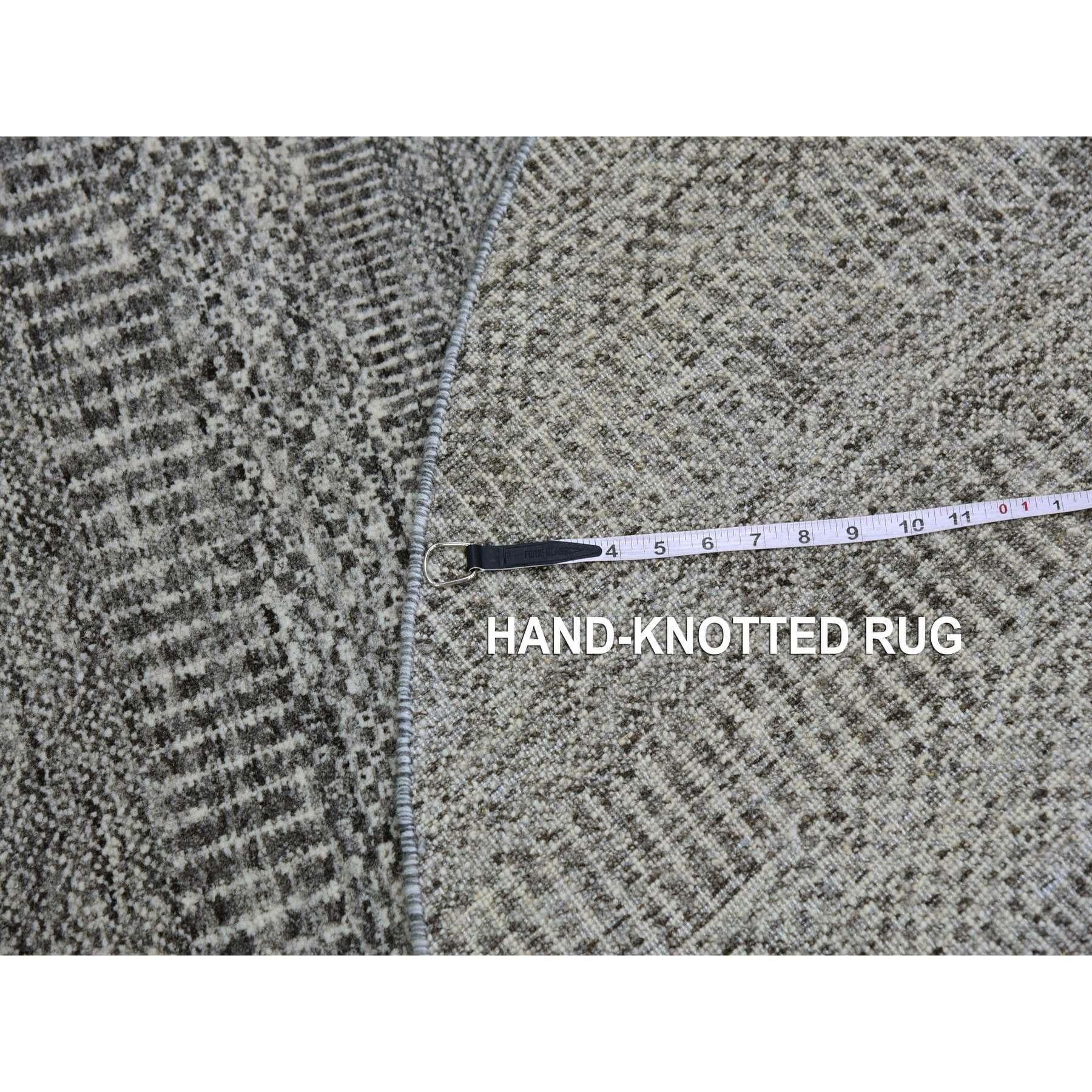 XXI secolo e contemporaneo 5'x5' Gentle Gray Grass Design Tappeto rotondo in lana organica non colorata annodata a mano in vendita
