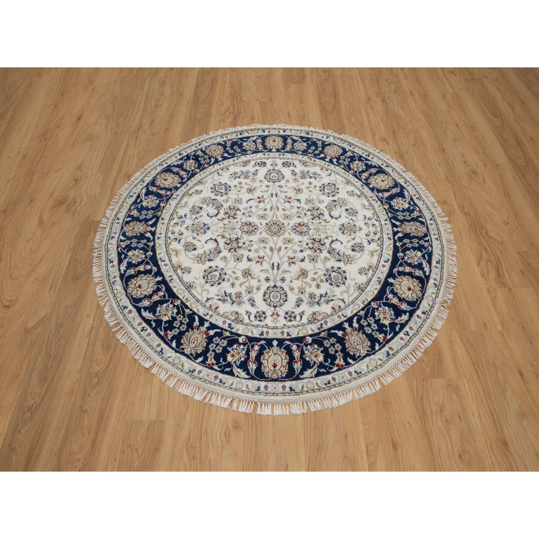 Whisper White, Nain avec un motif de fleurs sur tout le pourtour, poils doux, 250 KPSI, laine et soie, noué à la main, rond, tapis d'Orient
Matériaux primaires : Laine et soie
Latex : Pas de poils 
hauteur : 0,25 pouces
Style : Traditionnel
Couleur