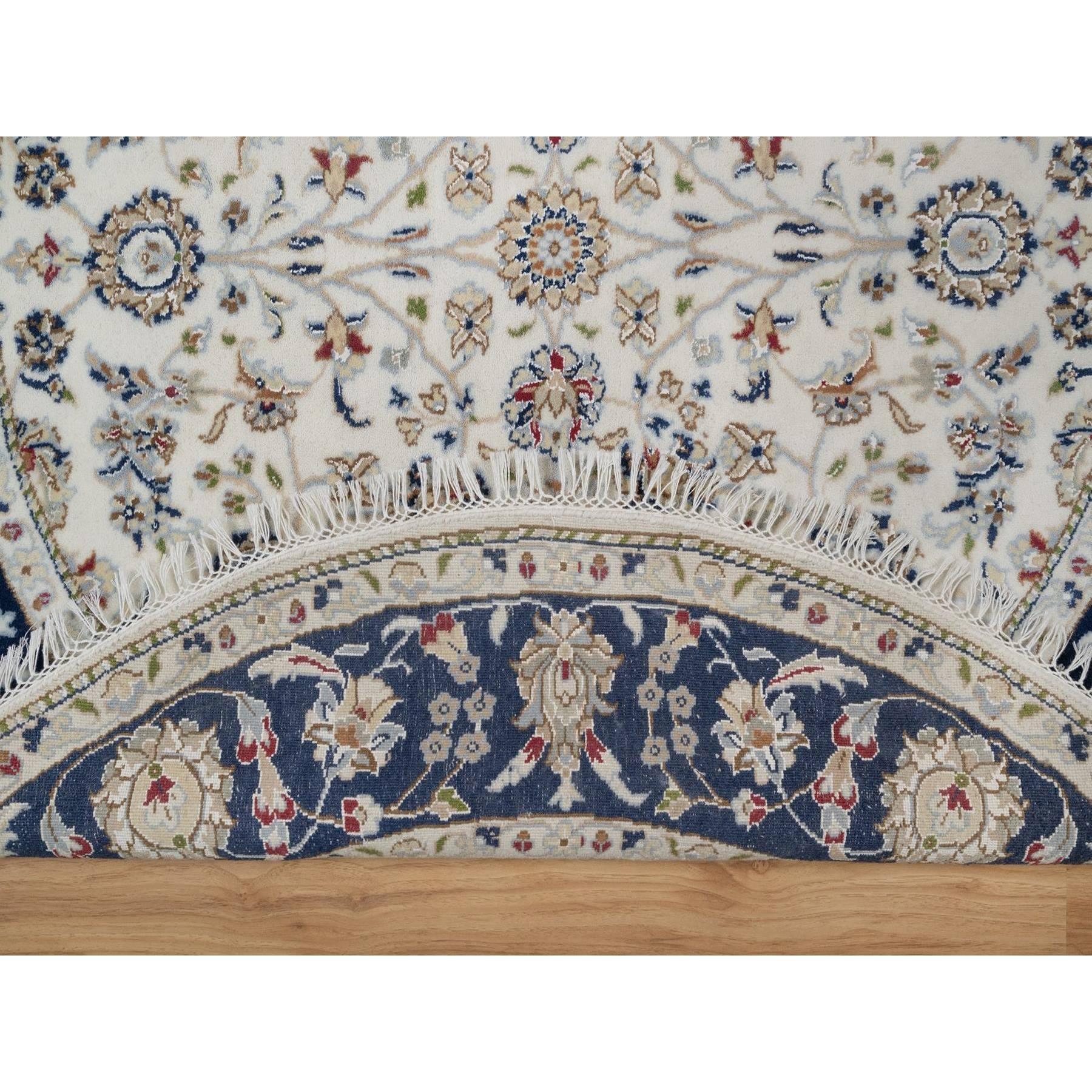 Médiéval Tapis rond en laine et soie nouée à la main 5'x5' Ivory Nain with Flower Design en vente