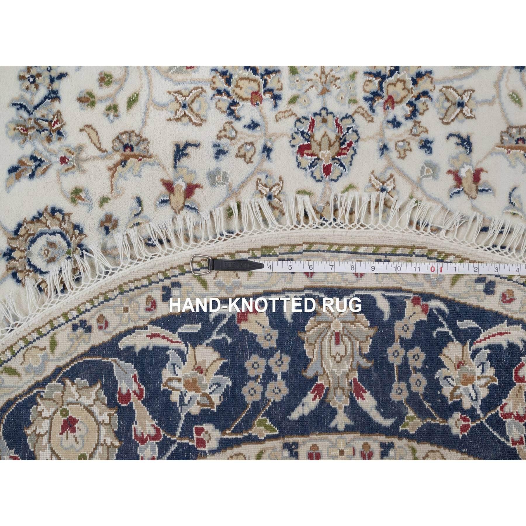 XXIe siècle et contemporain Tapis rond en laine et soie nouée à la main 5'x5' Ivory Nain with Flower Design en vente