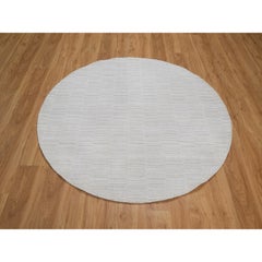 Tappeto rotondo 5'x5' in poliestere color avorio, tessuto a mano, design moderno a striature