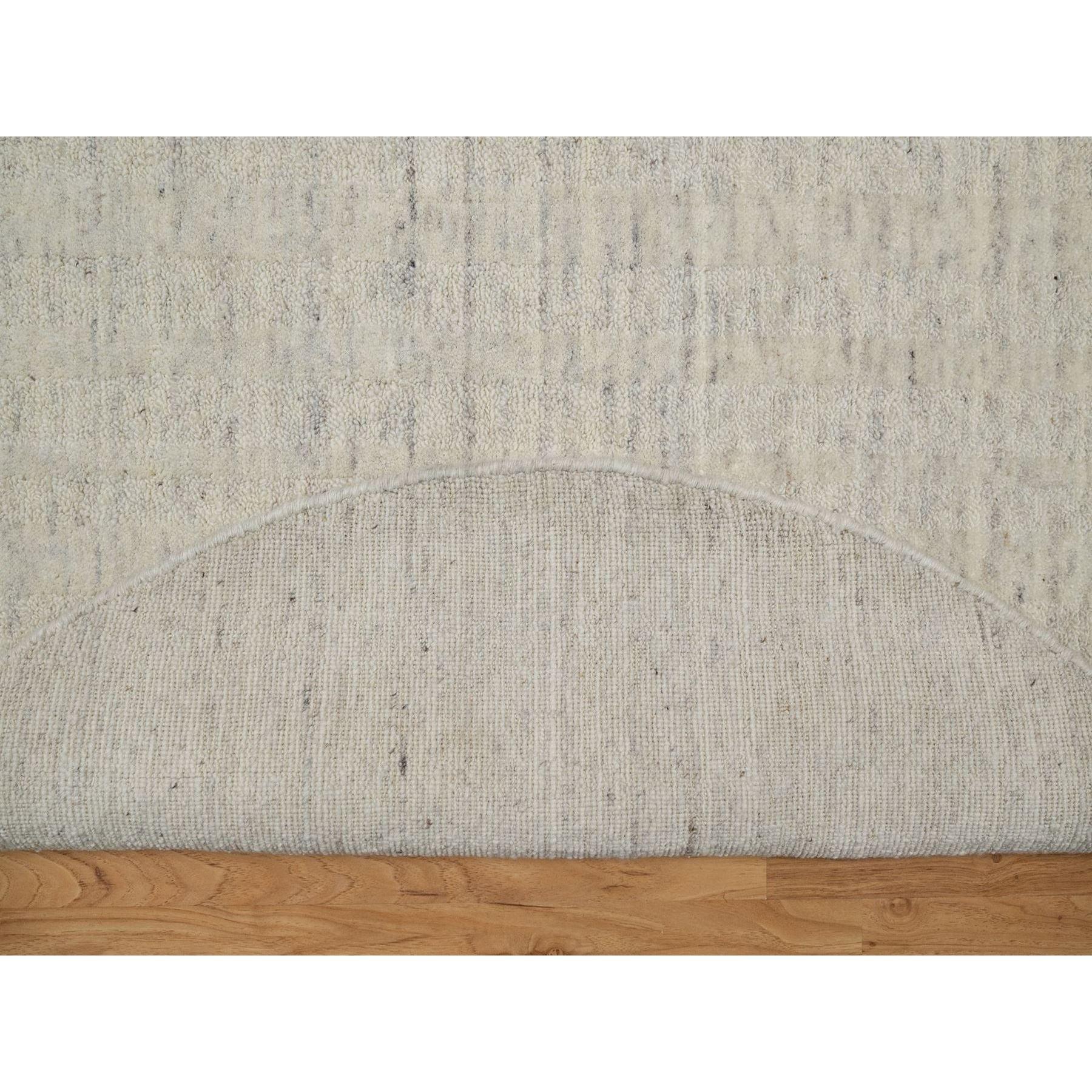 5'x5' Elfenbein Ungefärbte Reine Wolle Vertikale Streifen Design Handgewobene Runde Teppich (Moderne) im Angebot