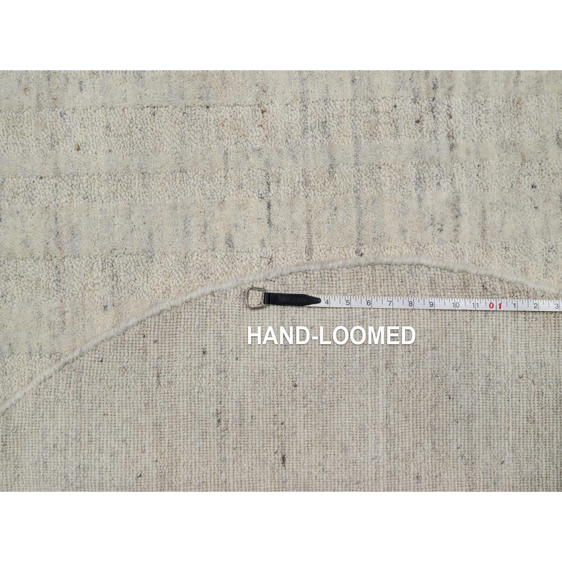 5'x5' Elfenbein Ungefärbte Reine Wolle Vertikale Streifen Design Handgewobene Runde Teppich im Angebot 1