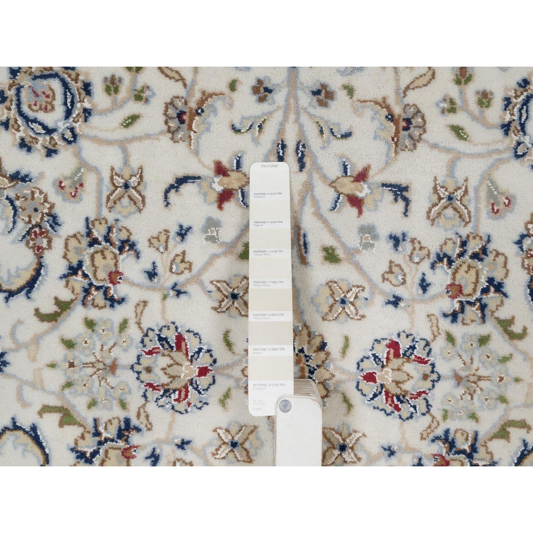 Indien Tapis rond noué à la main 5'x5' Laine et soie ivoire Nain avec motif floral en vente