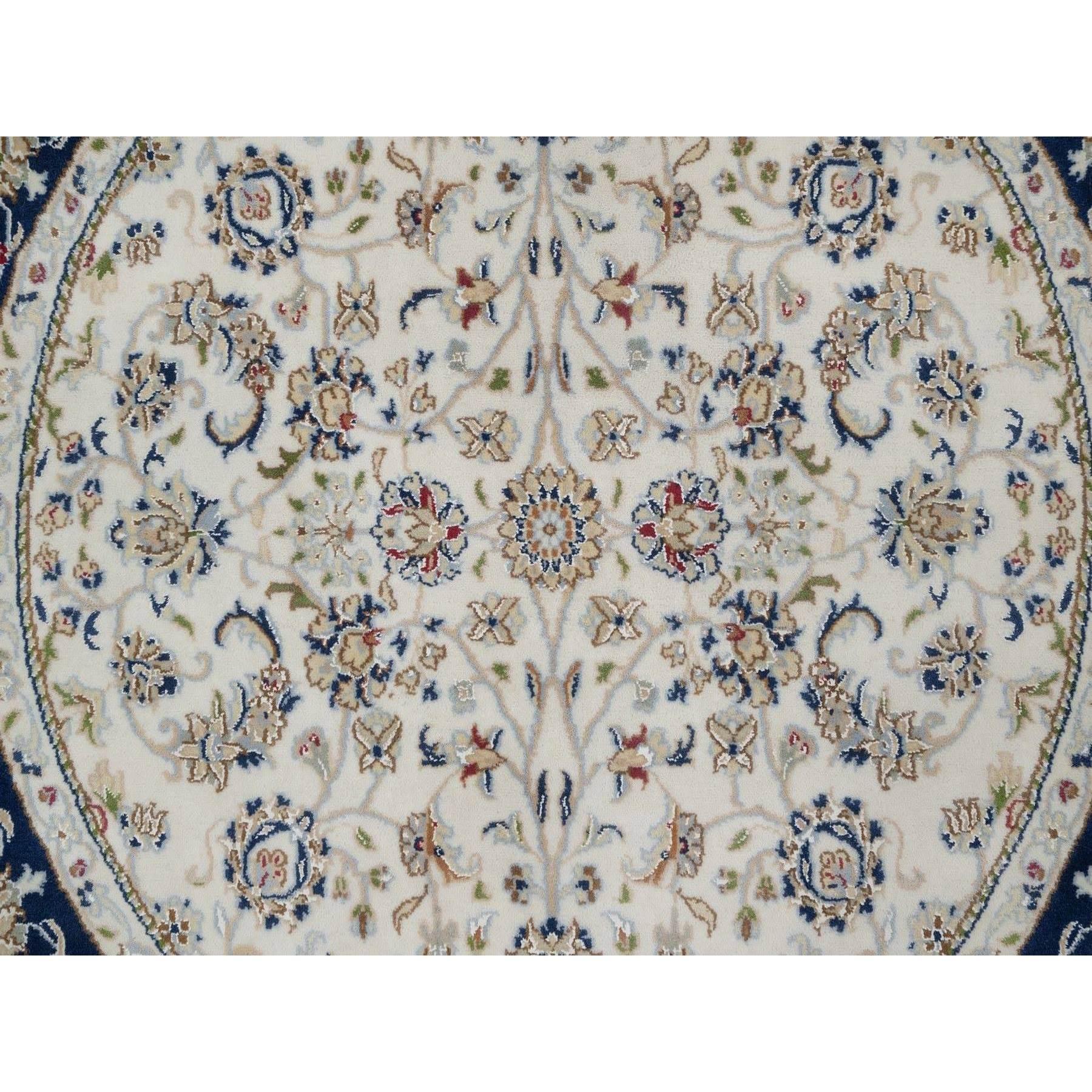 Noué à la main Tapis rond noué à la main 5'x5' Laine et soie ivoire Nain avec motif floral en vente