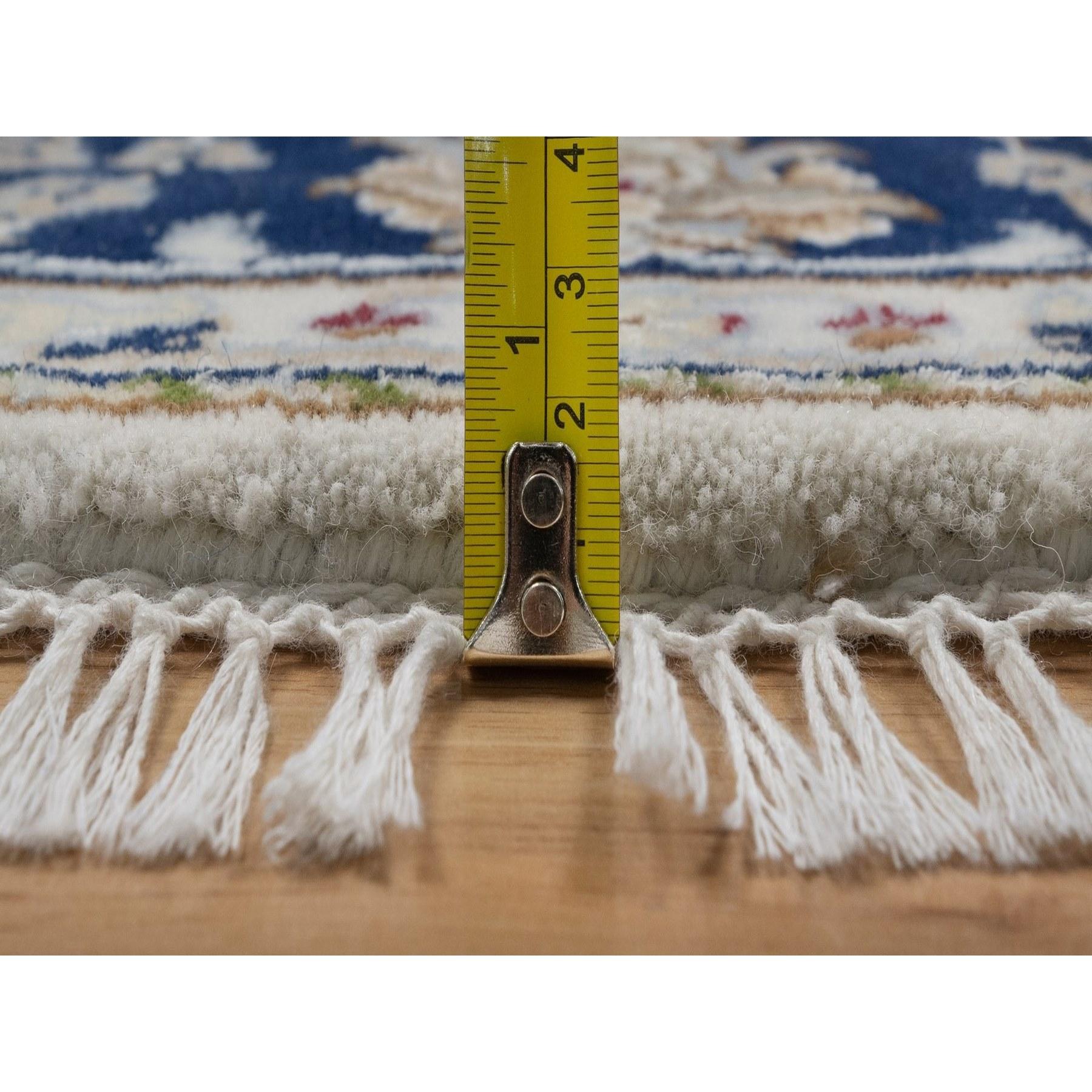 XXIe siècle et contemporain Tapis rond noué à la main 5'x5' Laine et soie ivoire Nain avec motif floral en vente