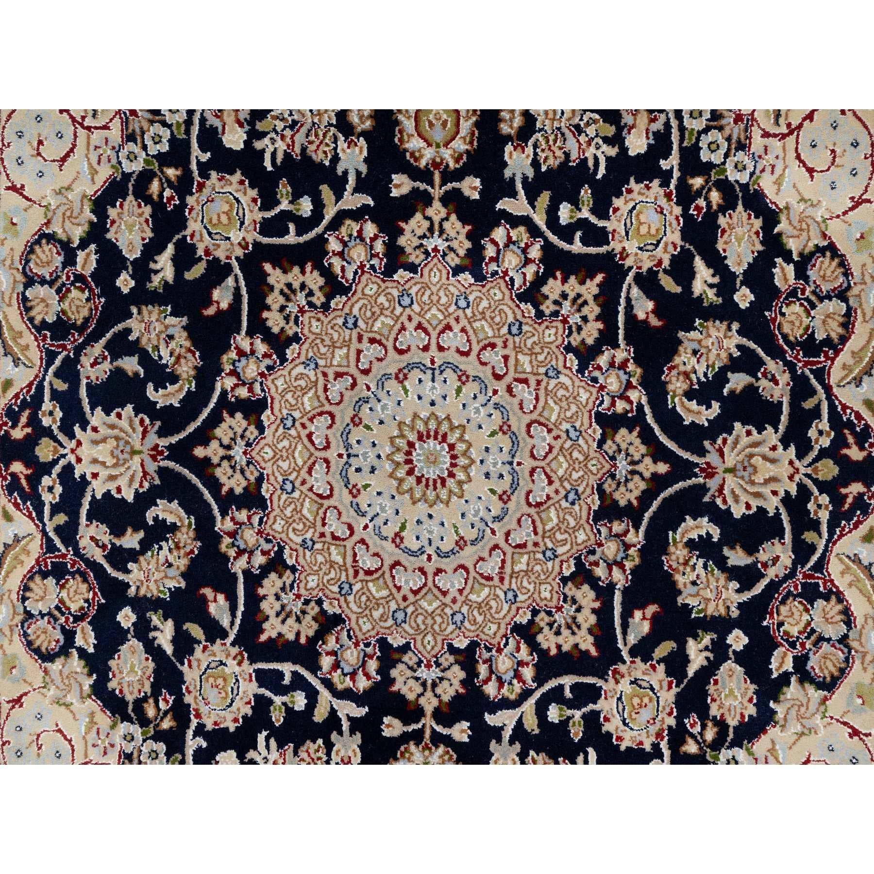 Noué à la main 5'x5' Tapis Nain bleu nuit en laine et soie noué à la main avec médaillon central en vente