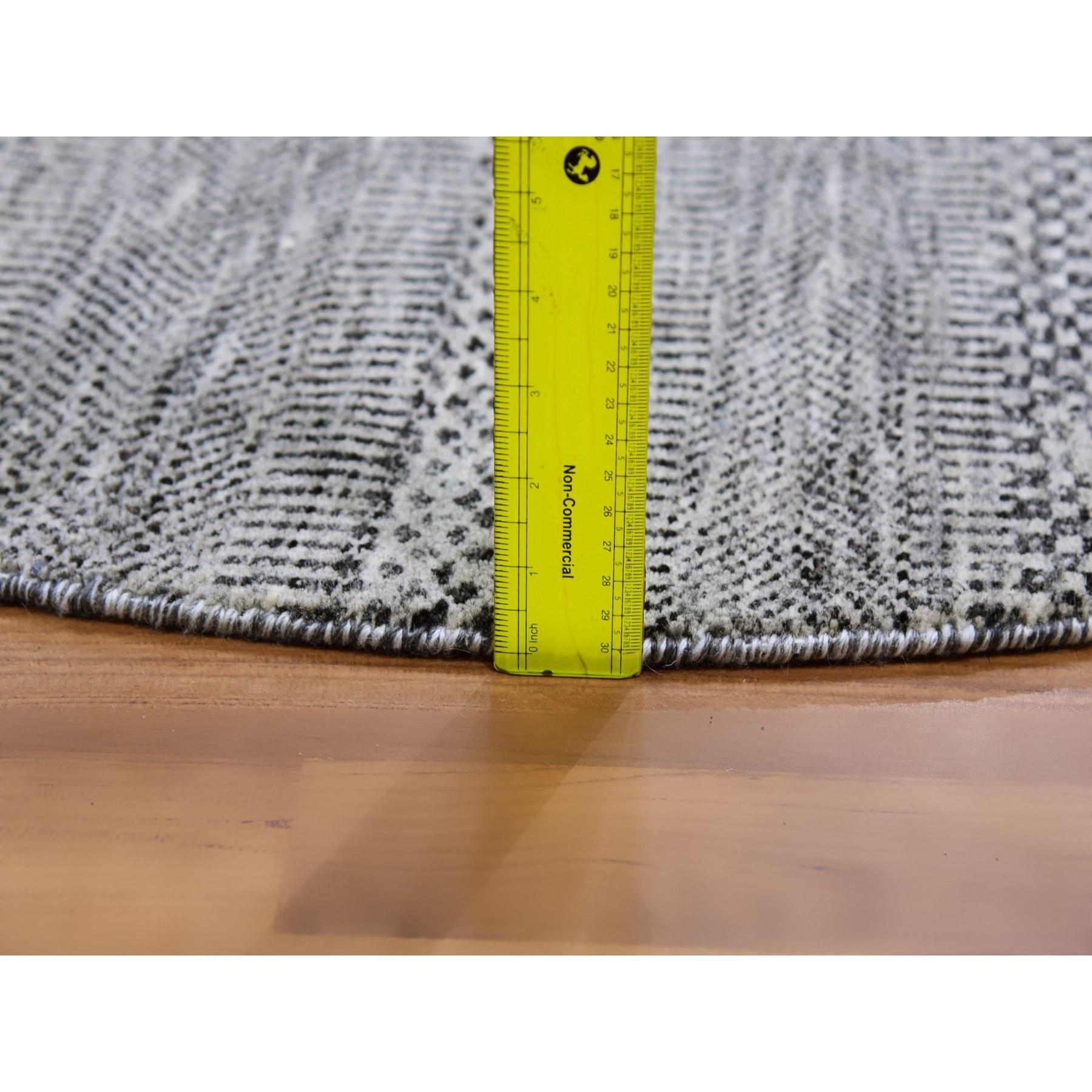 Tapis rond 5'x5' gris pastel en laine naturelle non teintée Grass Design noué à la main Neuf - En vente à Carlstadt, NJ