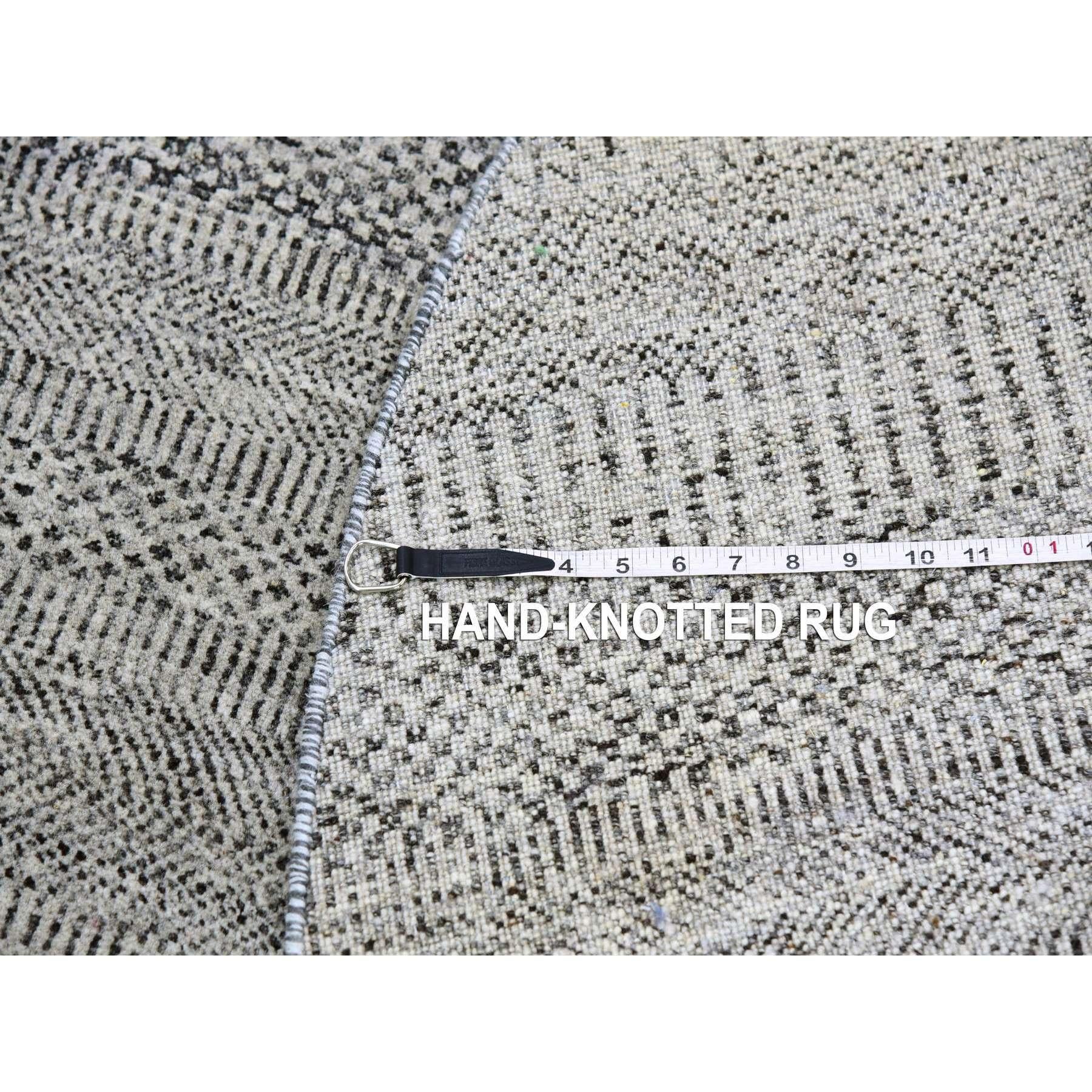 XXIe siècle et contemporain Tapis rond 5'x5' gris pastel en laine naturelle non teintée Grass Design noué à la main en vente