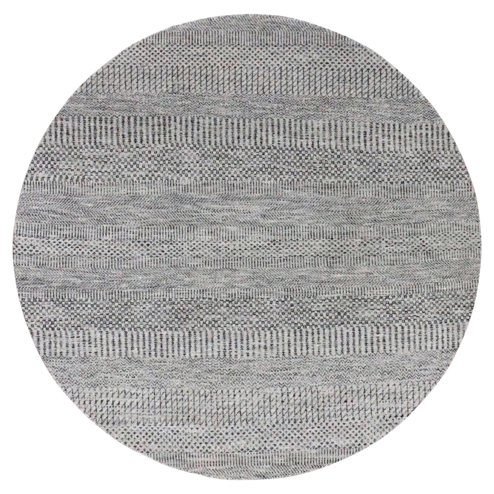 Tappeto rotondo Knots Rugs 5'x5' grigio pastello in lana naturale non tinta con disegno di erba annodato a mano