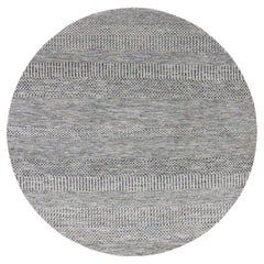 Tappeto rotondo Knots Rugs 5'x5' grigio pastello in lana naturale non tinta con disegno di erba annodato a mano