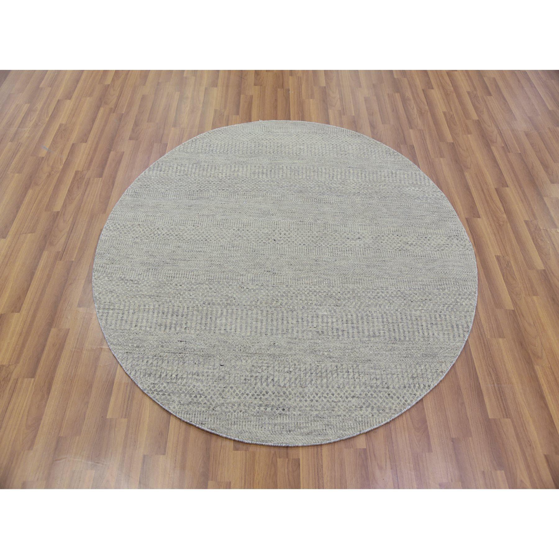 Dies ist eine wirklich echte one-of-a-kind Undyed 100% Wolle, Ton in Ton, Modern Grass Design, handgeknüpft, Orientteppich. Es wurde monatelang in jahrhundertealten Webtechniken von Kunsthandwerkern geknüpft.
Primäre MATERIALIEN: Wolle
Latex: Kein