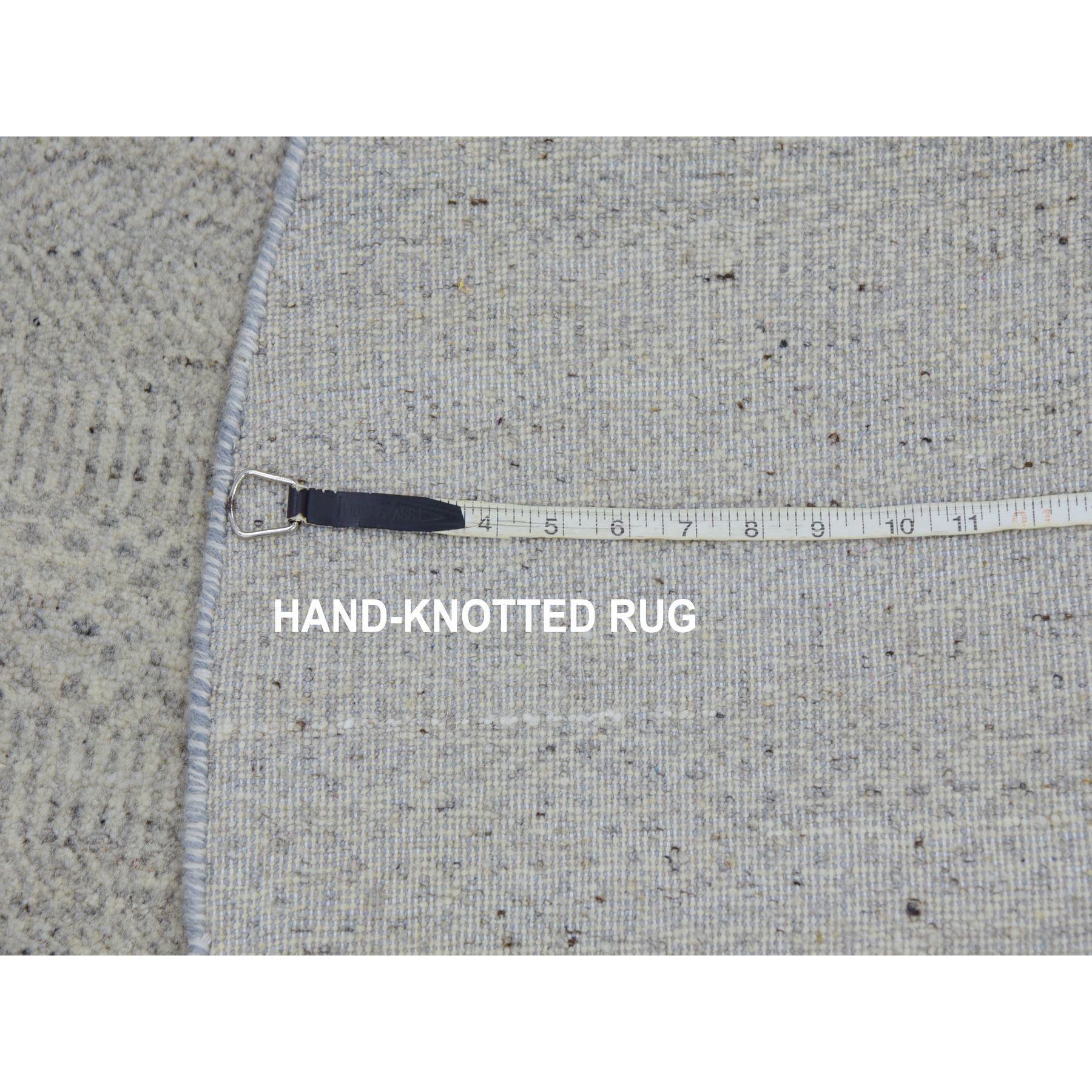 5'x5' Perfect Gray Undyed Wool Hand Knotted Grass Design Runde Orientteppich (21. Jahrhundert und zeitgenössisch) im Angebot