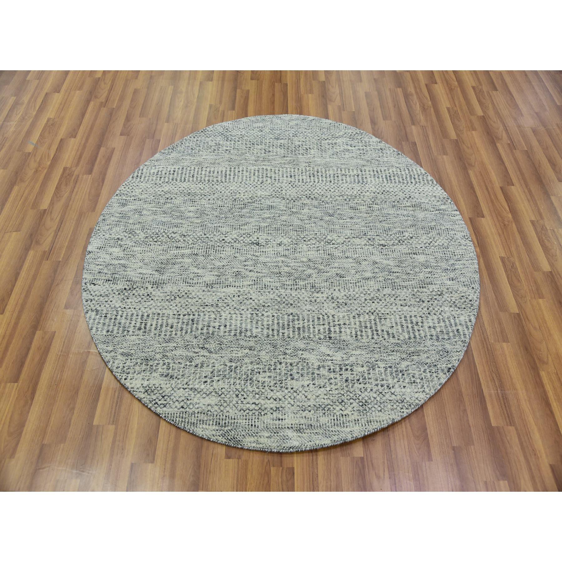 Si tratta di un autentico esemplare unico di tappeto orientale in lana naturale non colorata, tono su tono, design moderno a erba, annodato a mano. È stato annodato per mesi e mesi con tecniche di tessitura secolari da parte di artigiani.
Materiali