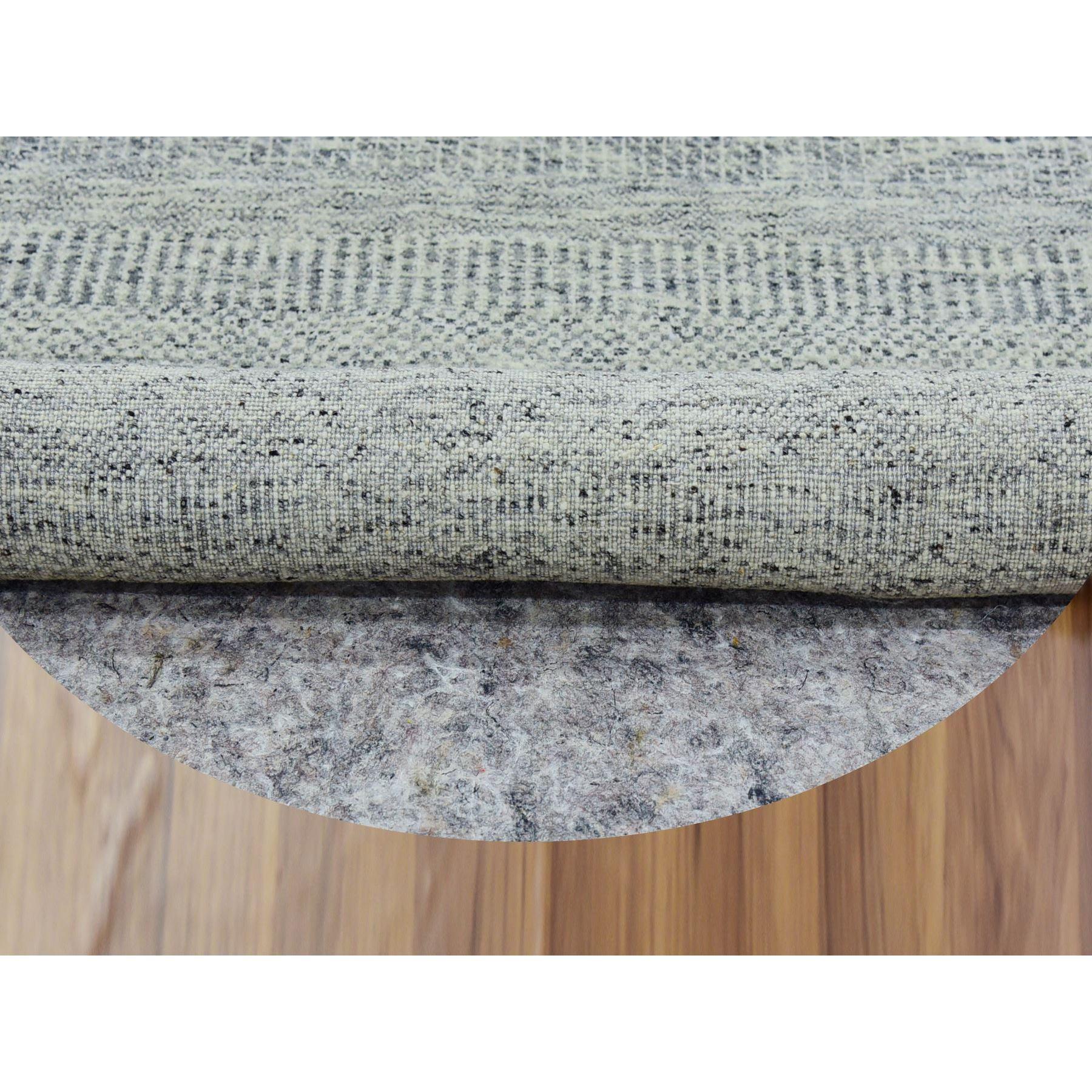 Moderno Tappeto rotondo 5'x5' grigio platino 100% lana non colorata annodata a mano con disegno di erba in vendita