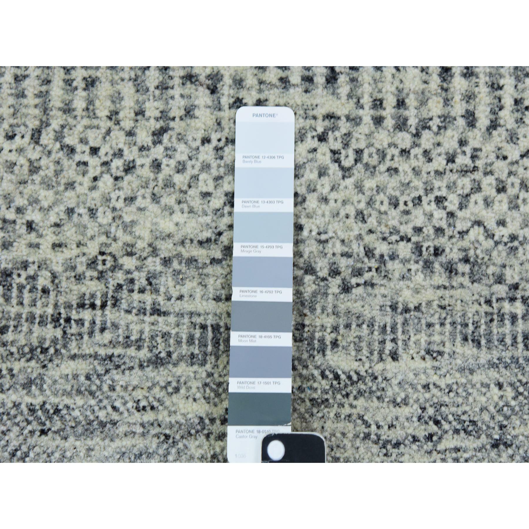 Indiano Tappeto rotondo 5'x5' grigio platino 100% lana non colorata annodata a mano con disegno di erba in vendita
