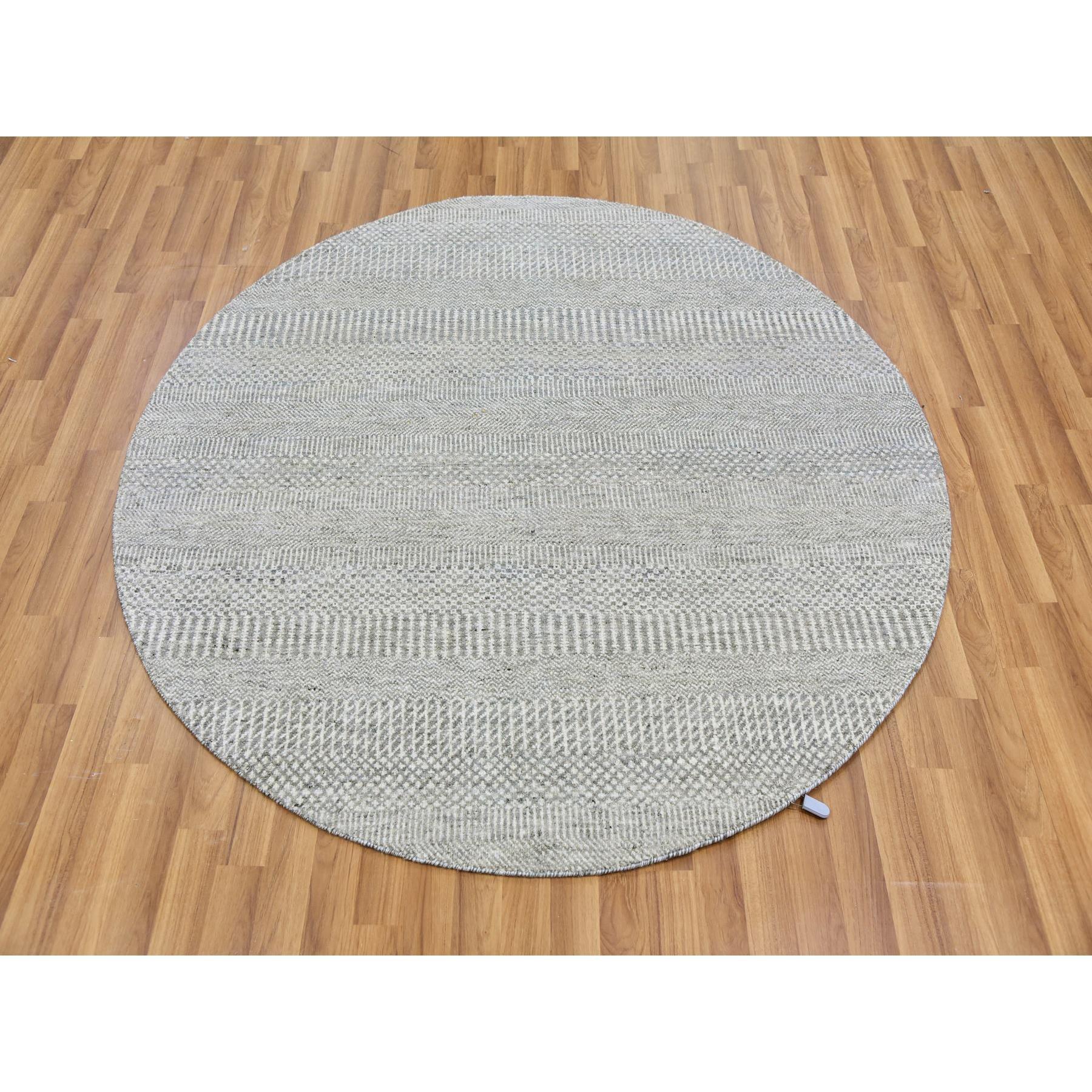 Se trata de una auténtica alfombra oriental de lana 100% sin teñir, tono sobre tono, diseño moderno de hierba, anudada a mano. Ha sido anudada durante meses y meses con técnicas artesanales de tejido centenarias por artesanos.
Materiales primarios:
