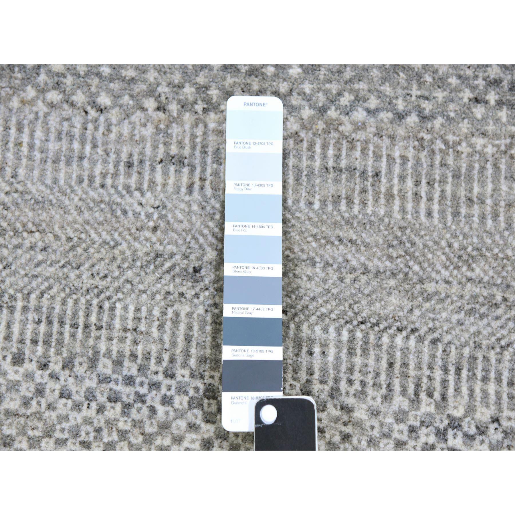 Alfombra redonda con diseño de hierba de lana pura sin teñir, anudada a mano, gris rústico de 5'x5 Indio en venta