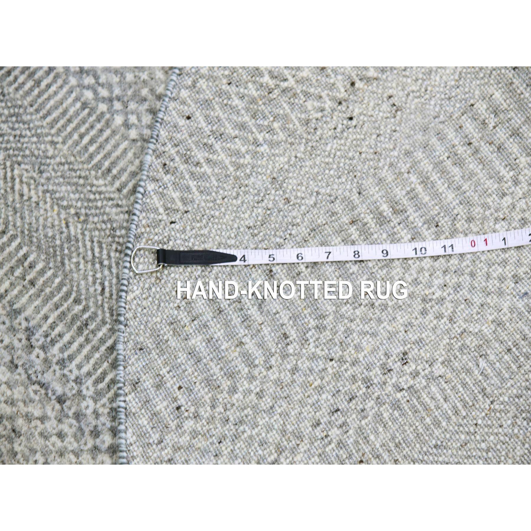 Alfombra redonda con diseño de hierba de lana pura sin teñir, anudada a mano, gris rústico de 5'x5 Siglo XXI y contemporáneo en venta