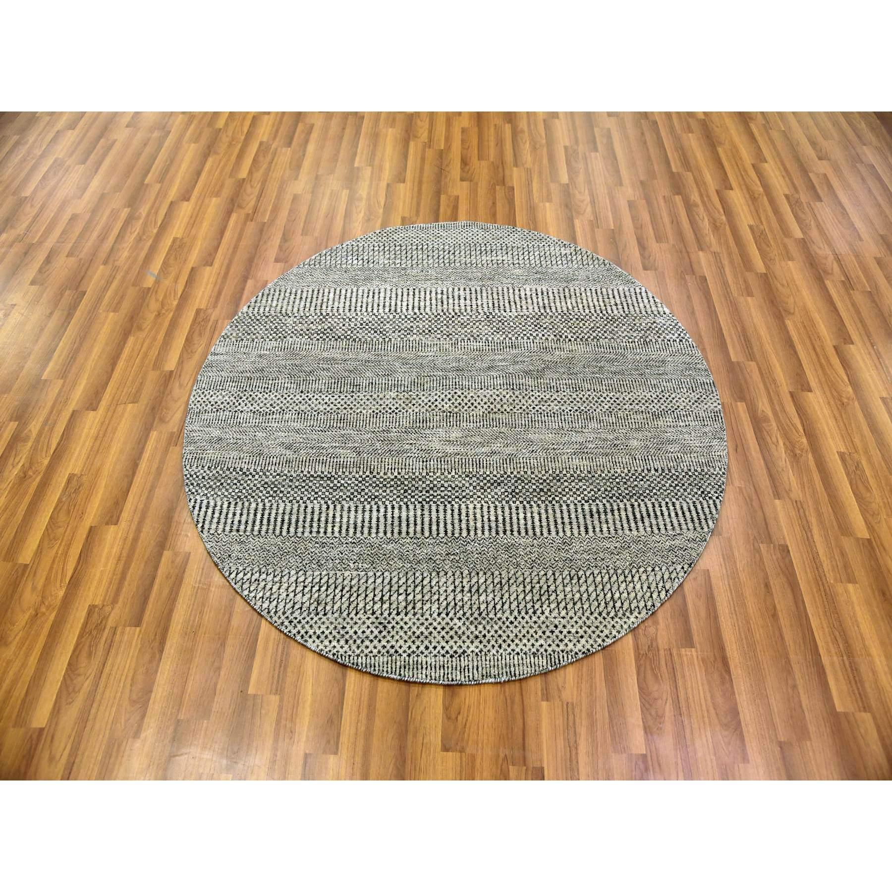 Dies ist ein echtes Unikat aus ungefärbter organischer Wolle, Ton in Ton, modernes Grasdesign, handgeknüpft, Orientteppich. Es wurde monatelang in jahrhundertealten Webtechniken von Kunsthandwerkern geknüpft.
Primäre MATERIALIEN: Wolle
Latex: Kein