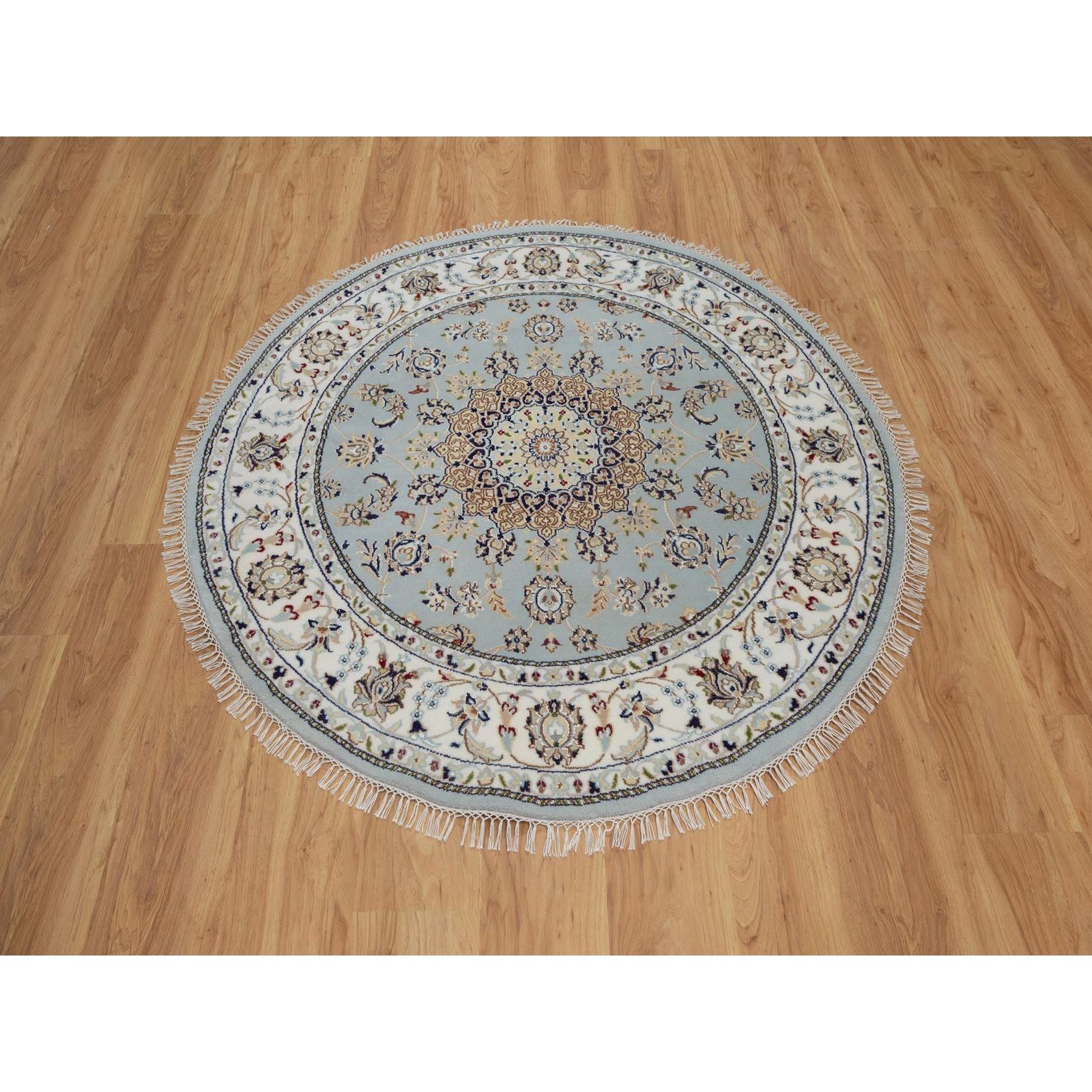 Steinblau, Weicher Flor, 250 KPSI, Wolle und Seide, Nain mit Blumenmedaillon-Design, Handgeknüpft, Rund, Orientteppich<br /><br />Primäre MATERIALIEN: Wolle & SeideLatex: NeinFlorhöhe: 0.25 InchesStil: TraditionellHauptfarbe: BlauSekundärfarben: