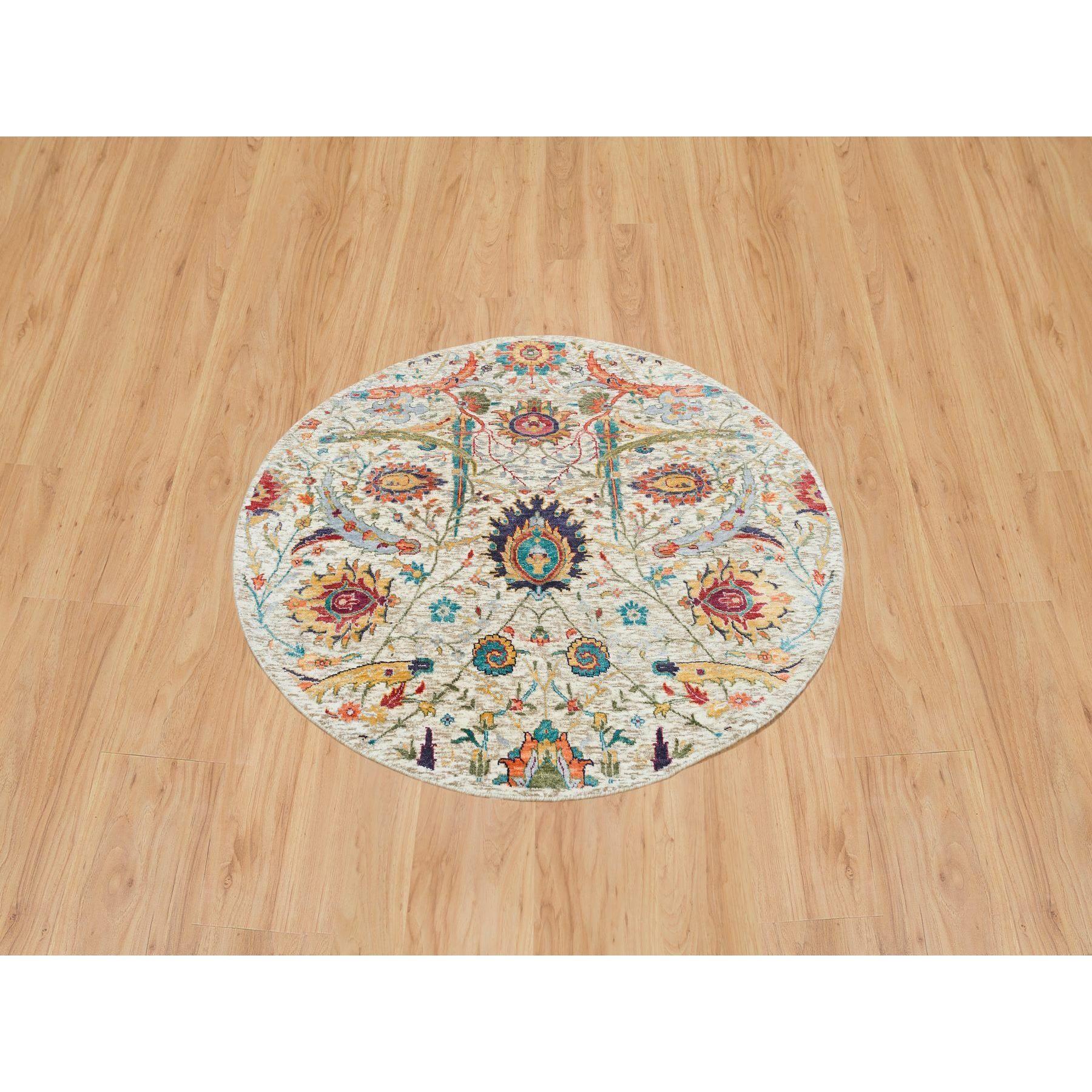 Se trata de una auténtica alfombra oriental redonda, anudada a mano, de seda con textura de lana, con diseño de hoja de hoz y color canela. Ha sido anudada durante meses y meses con técnicas artesanales de tejido centenarias por expertos
