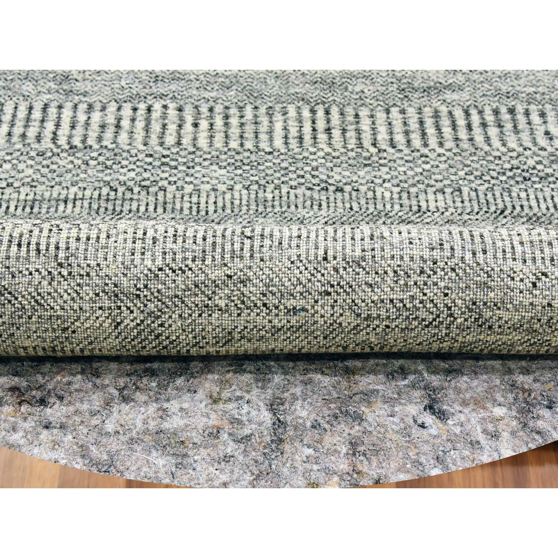 Moderno 5'x5' Timberwolf Gray Grass Design Tappeto rotondo annodato a mano in lana non colorata in vendita