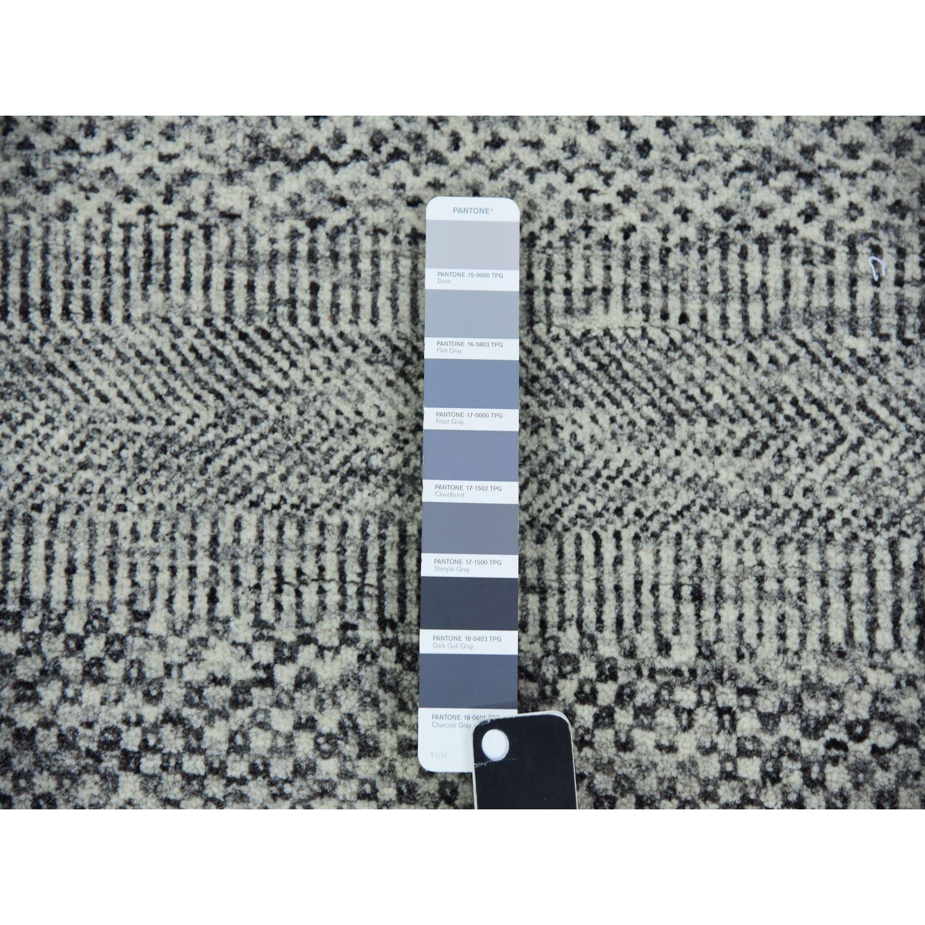 Indiano 5'x5' Timberwolf Gray Grass Design Tappeto rotondo annodato a mano in lana non colorata in vendita