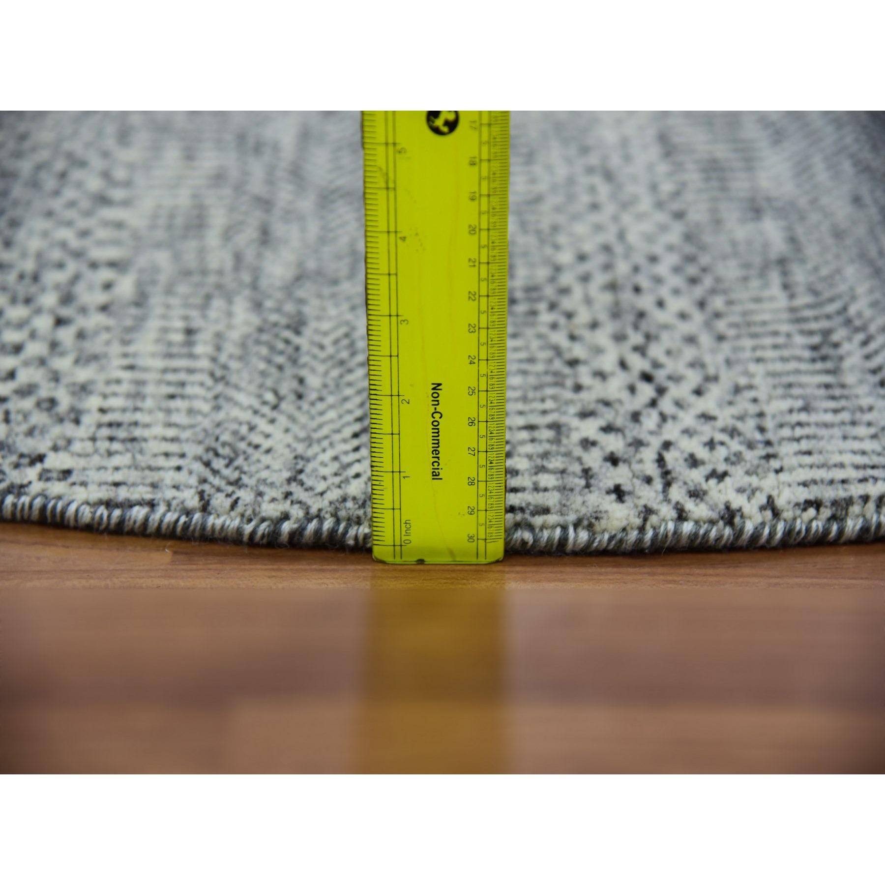 5'x5' Timberwolf Gray Grass Design Tappeto rotondo annodato a mano in lana non colorata In condizioni Nuovo in vendita a Carlstadt, NJ