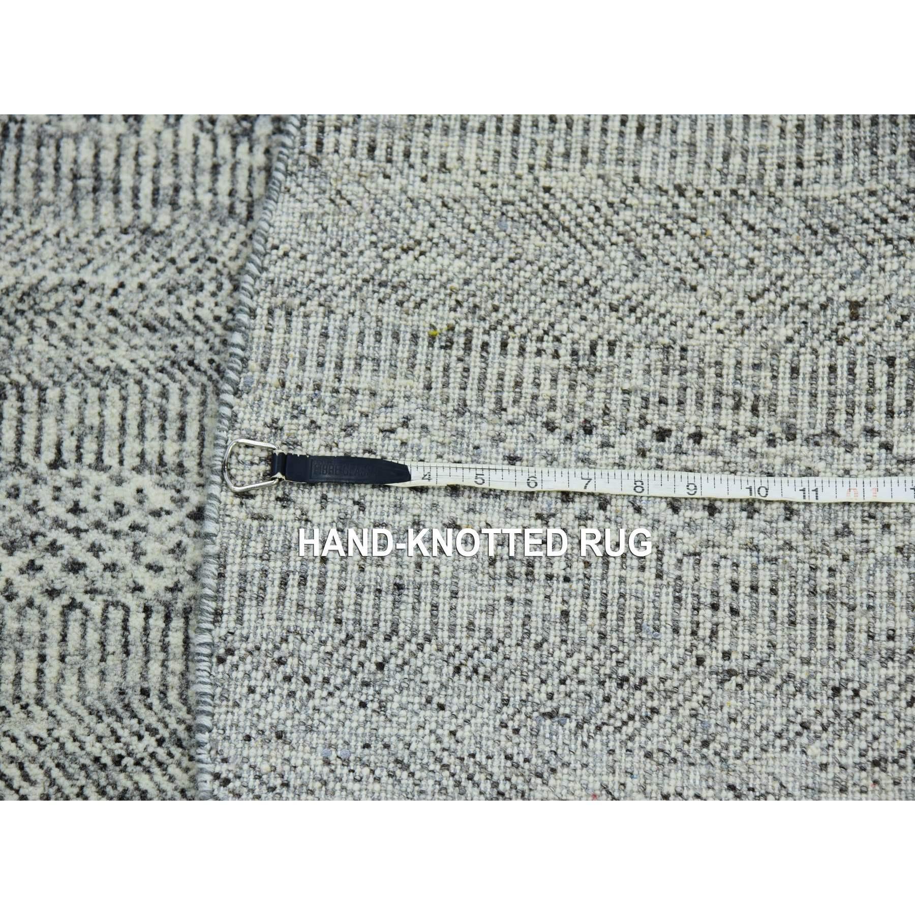 XXI secolo e contemporaneo 5'x5' Timberwolf Gray Grass Design Tappeto rotondo annodato a mano in lana non colorata in vendita