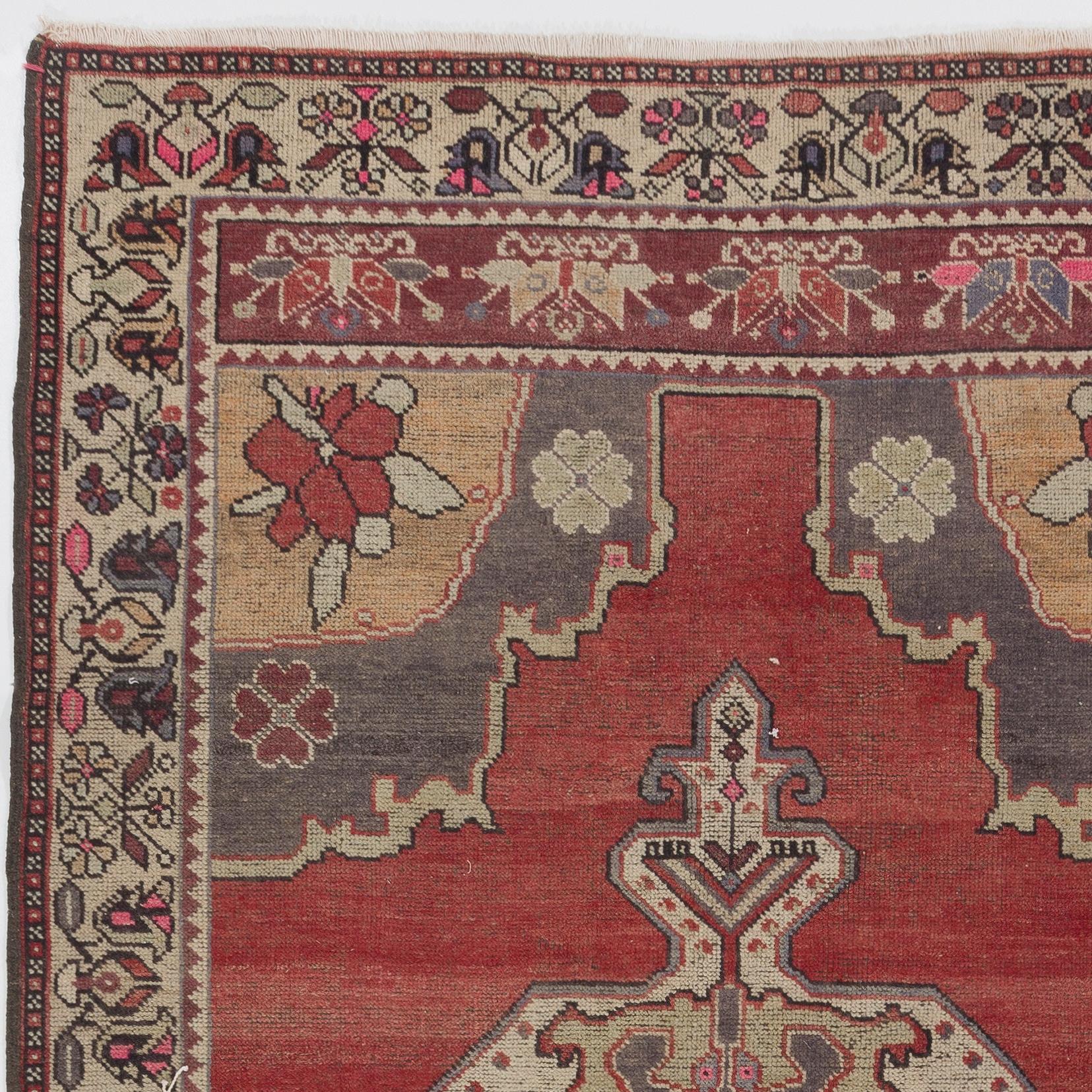 Tapis de village vintage noué à la main dans le centre de la Turquie.
Le tapis est noué à la main avec de la laine de mouton naturelle, a des poils moyens doux, est en bon état et robuste. Sa palette de couleurs douces et chaudes a un côté vibrant