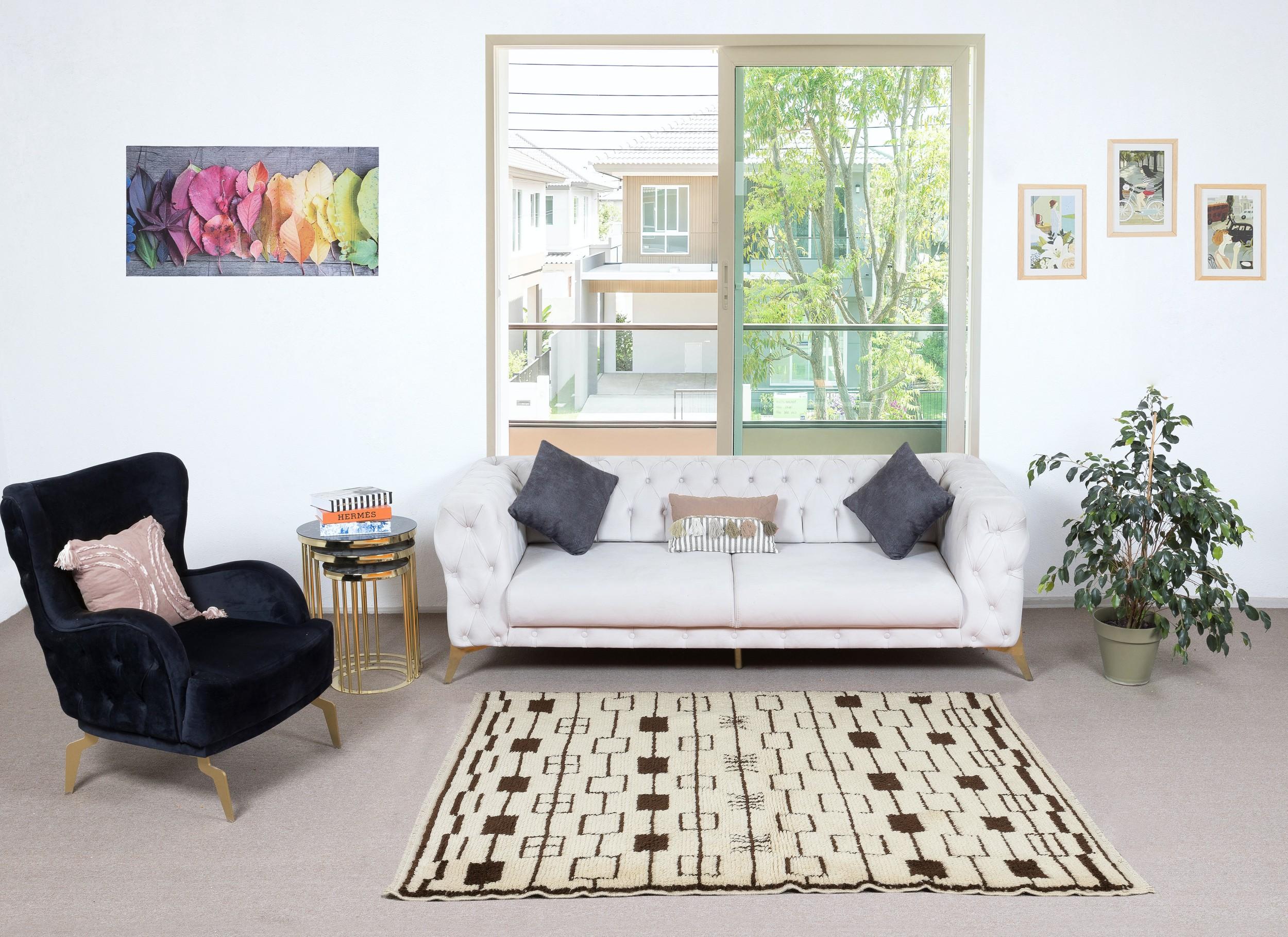 Dieser moderne, handgeknüpfte marokkanische Berberteppich Beni Ourain, der mit Präzision und Sorgfalt aus 100 % Wolle gefertigt wurde, verleiht Ihrem Wohnbereich einen ganz besonderen Charme. Dieser Teppich, der die Faszination des marokkanischen