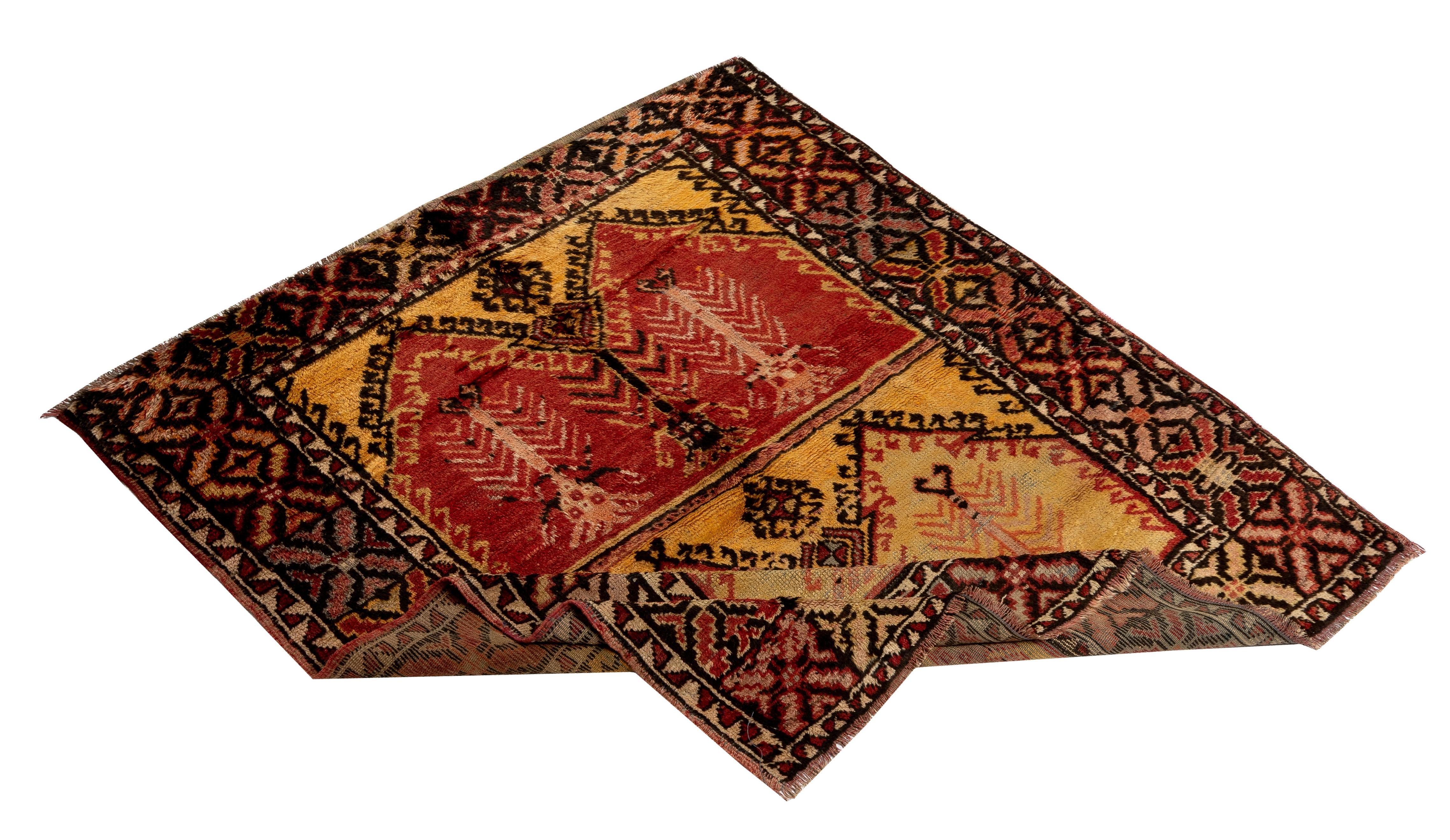 Ein einzigartiger, handgeknüpfter Tulu-Teppich (türkisches Wort für dick geknüpft) aus Konya in Zentralanatolien, Türkei. Diese einfachen und eher kleinen Teppiche mit glänzendem Wollflor wurden von Nomaden und Dorfbewohnern in der Region Konya in