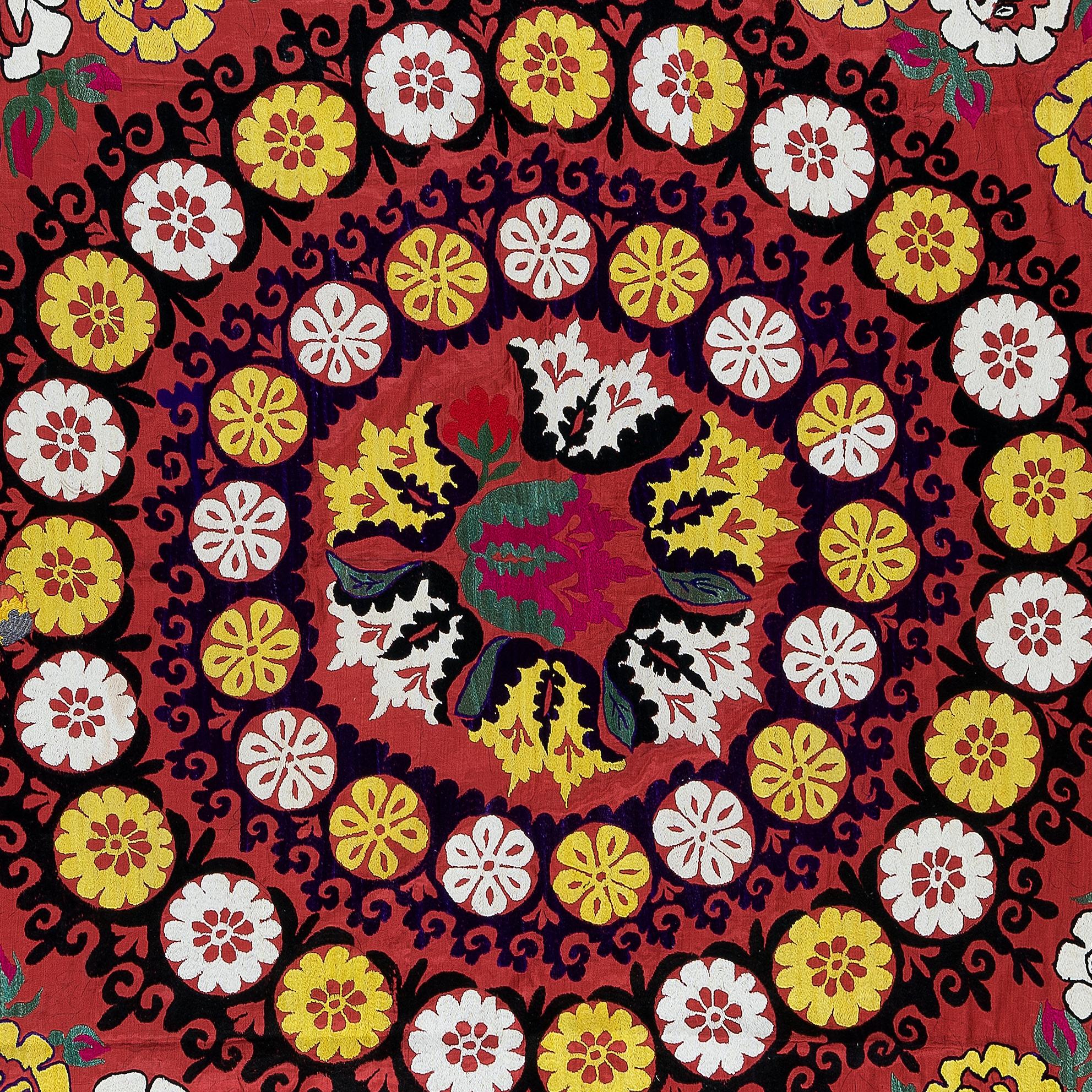 5x6 Ft Bettbezug aus Seidenstickerei mit Stickerei, Suzani-Wandteppich in Rot, Usbekistanischer Wandteppich (20. Jahrhundert) im Angebot