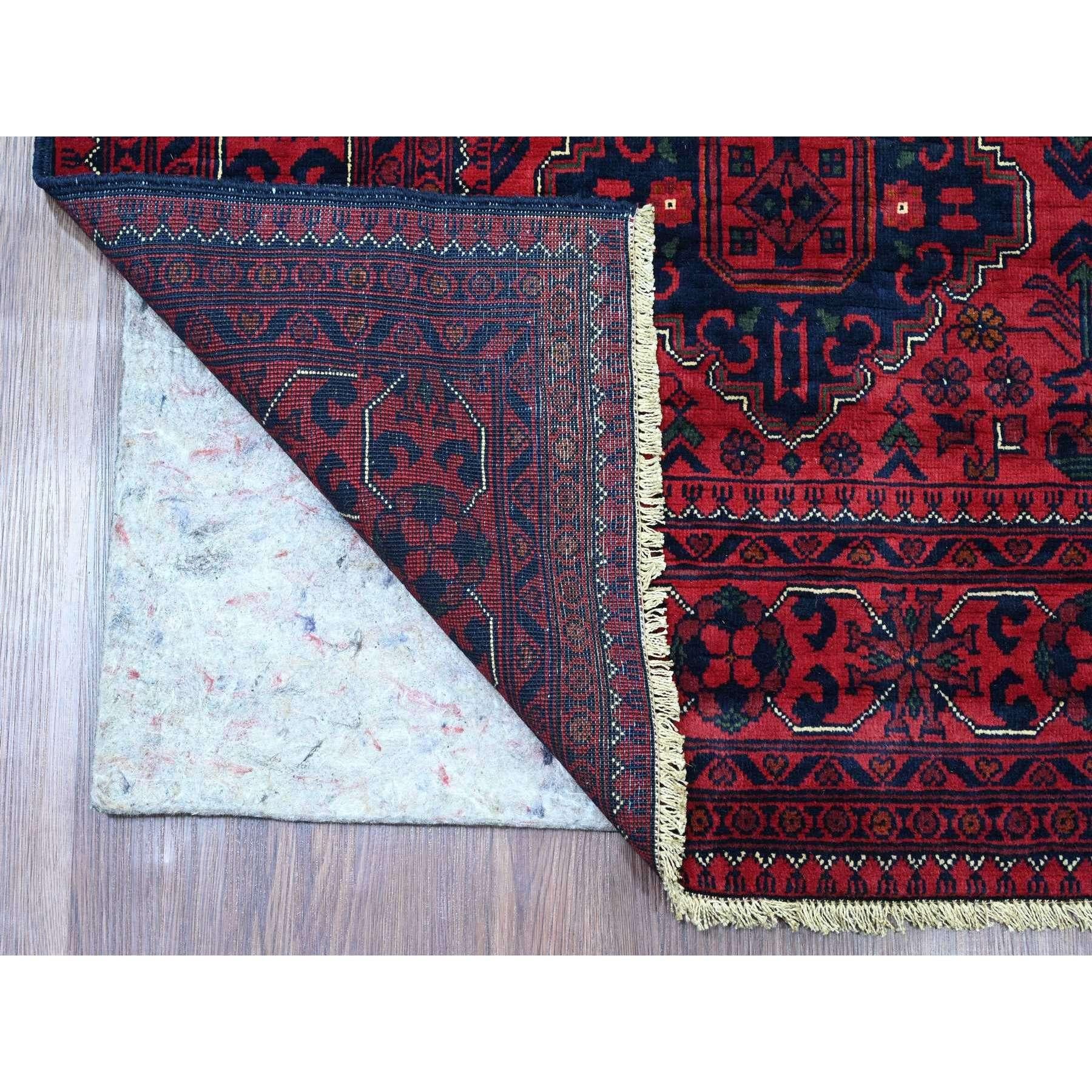 Rosso intenso e saturo, morbida lana, annodato a mano, Khamyab afgano con disegno geometrico, tappeto orientale
Materiali primari: Lana
Lattice: No Pile 
altezza: 0,25 pollici
Stile: Tradizionale
Colore primario: Rosso
Colori secondari: Marrone, Blu
