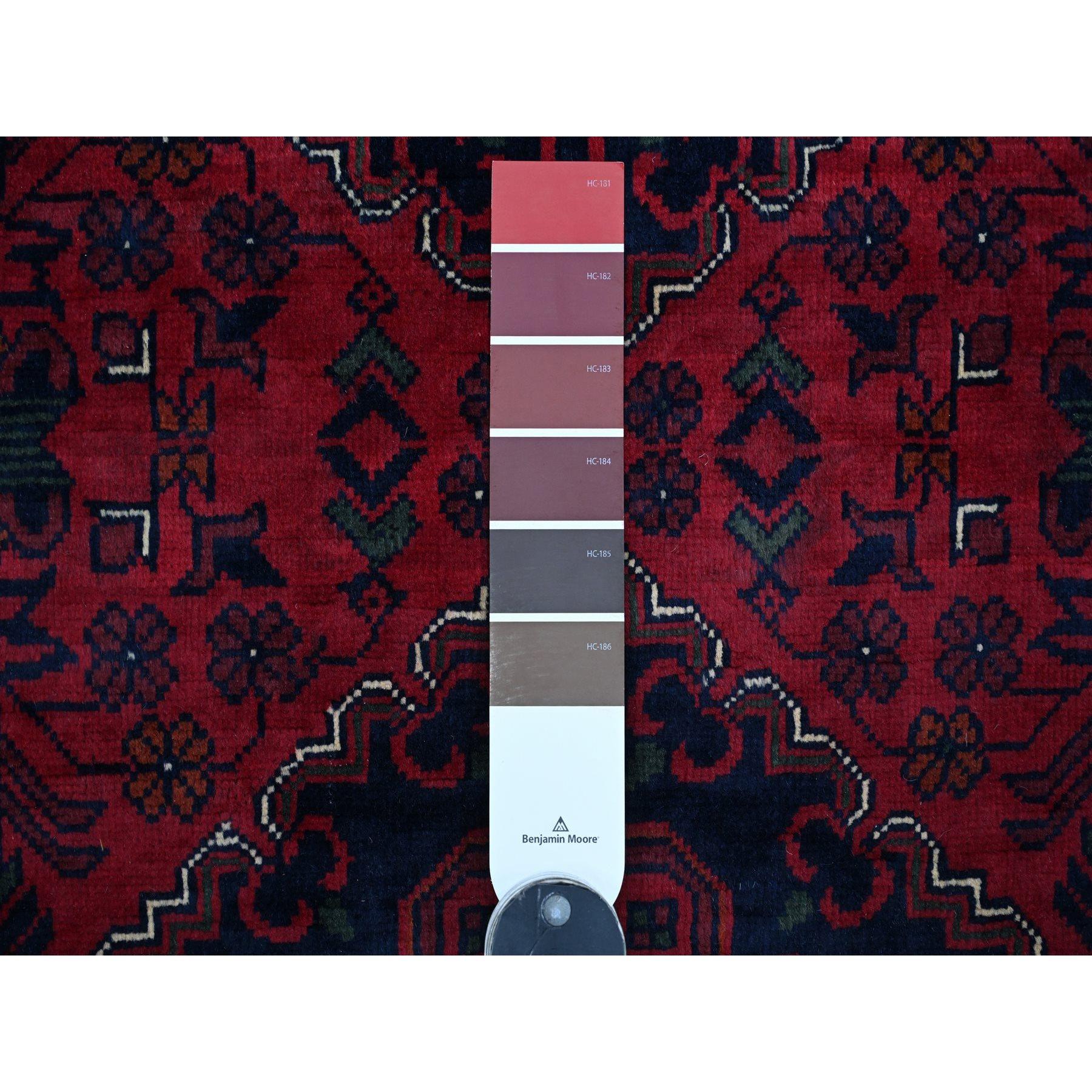 Tribale Tappeto rosso in morbida lana annodata a mano Afghan Khamyab con design geometrico in vendita