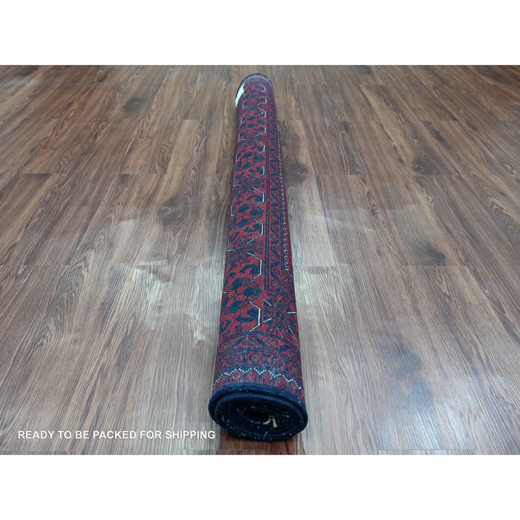 Afghano Tappeto rosso in morbida lana annodata a mano Afghan Khamyab con design geometrico in vendita