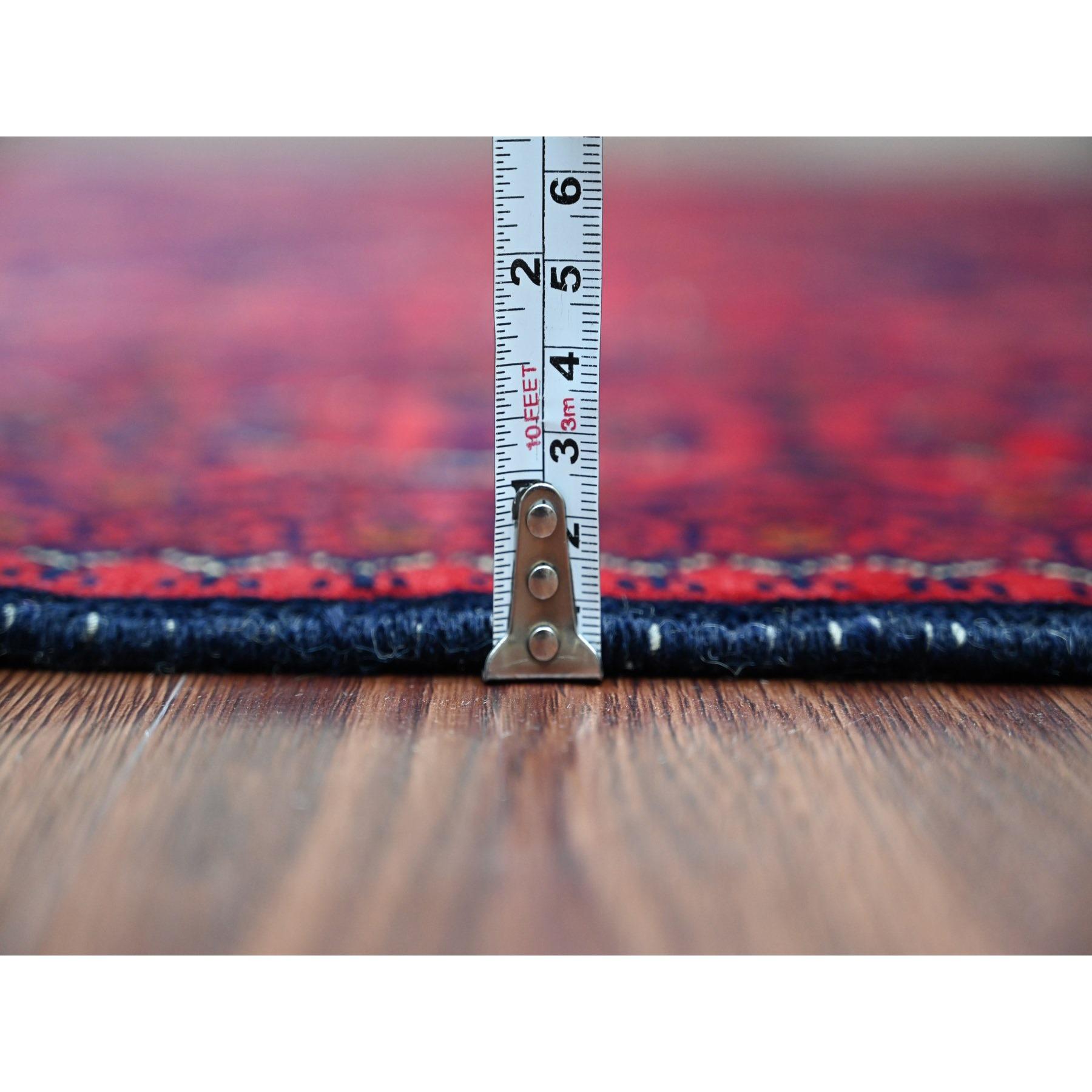 Annodato a mano Tappeto rosso in morbida lana annodata a mano Afghan Khamyab con design geometrico in vendita