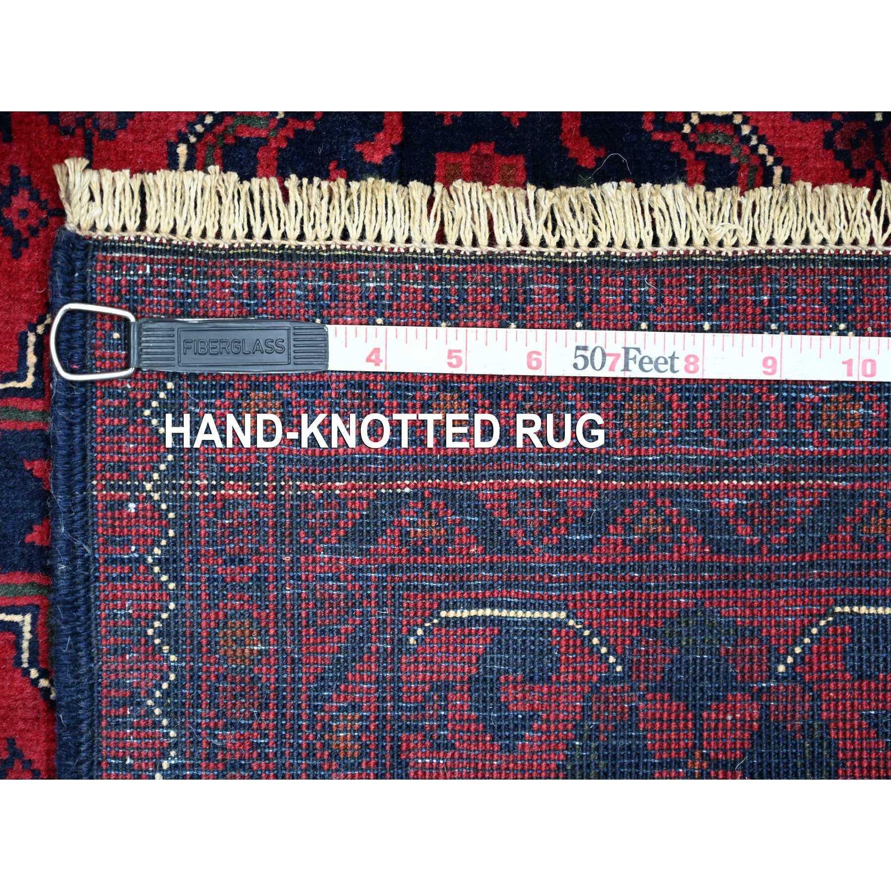 Tappeto rosso in morbida lana annodata a mano Afghan Khamyab con design geometrico In condizioni Nuovo in vendita a Carlstadt, NJ
