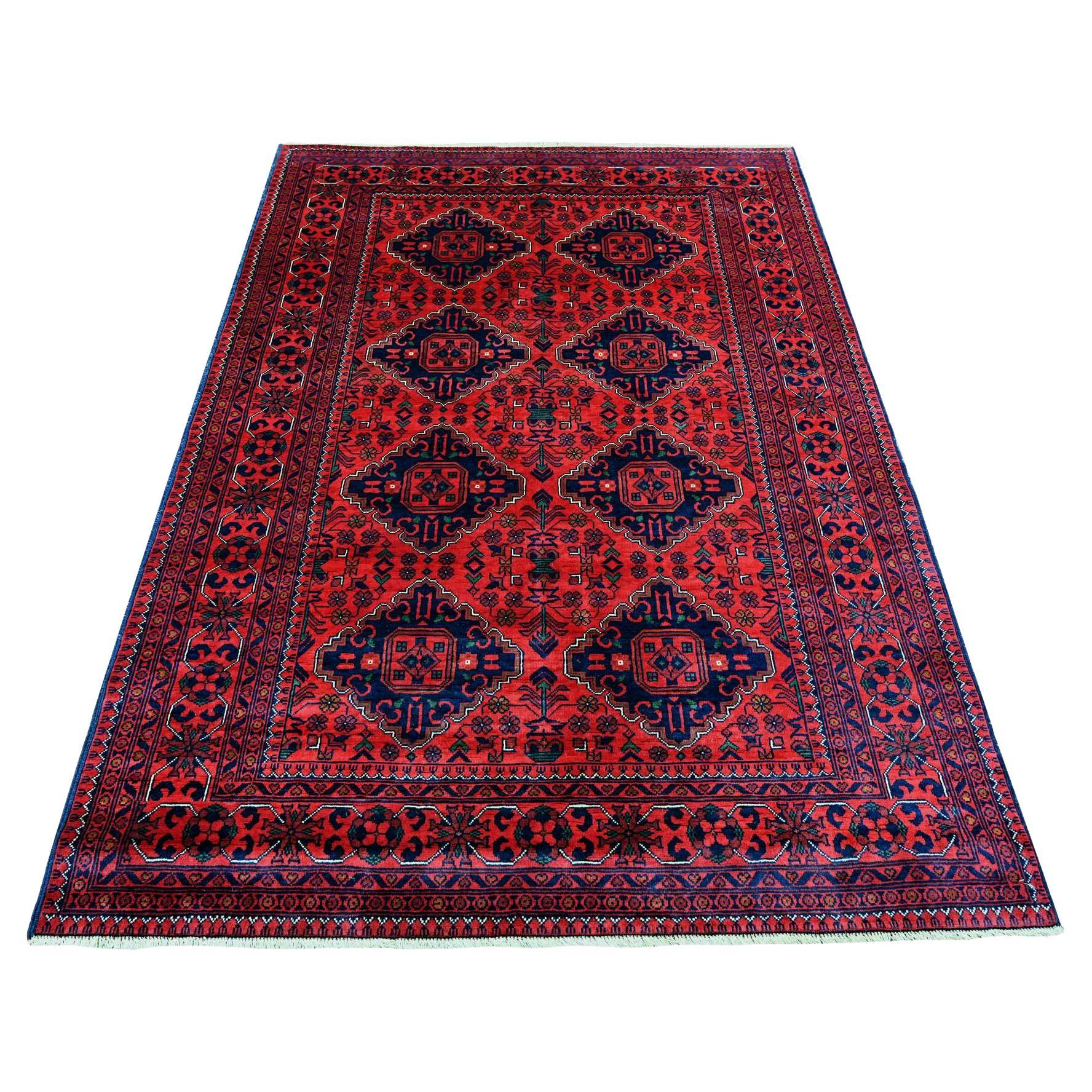 Tappeto rosso in morbida lana annodata a mano Afghan Khamyab con design geometrico in vendita