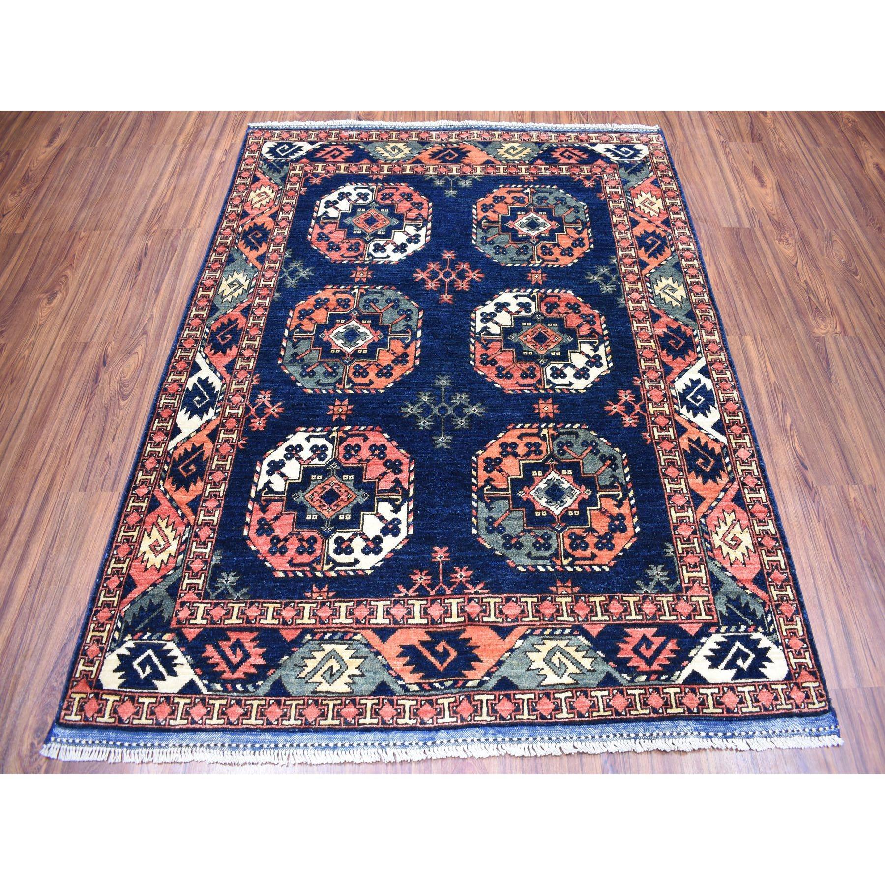Il s'agit d'un véritable tapis d'Orient Afghan Ersari Elephant Feet Design en pure laine nouée à la main. Il a été noué pendant des mois et des mois selon les techniques séculaires du tissage persan par des artisans