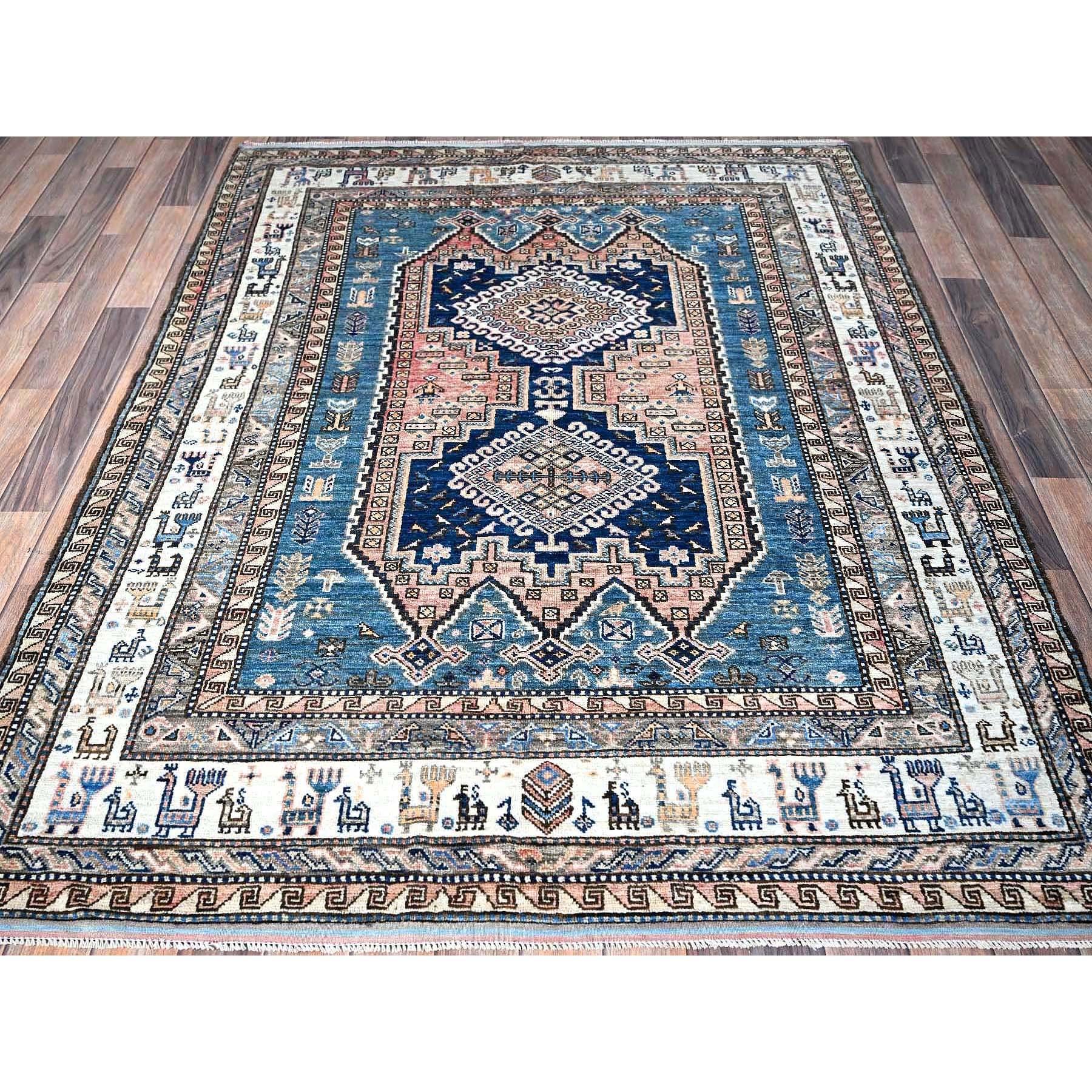 Rose crêpe, Afghan Ersari avec nœud turc, Renouveau du design caucasien, Figurines d'oiseaux anciens, Teintures végétales, Densément tissé, Noué à la main, Laine douce, Tapis d'Orient
Matières premières : Laine
Latex : Pas de poils 
hauteur : 0,25