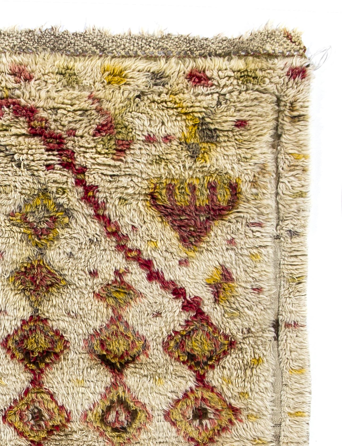 Ein einzigartiger Tulu-Teppich (dicker Flor) aus der Zentraltürkei aus dem frühen 20. Jahrhundert mit einem nischenförmigen Muster aus miteinander verbundenen, bunten Rauten. 100% Wolle.

Diese seltenen kleinen Teppiche wurden von Nomaden und